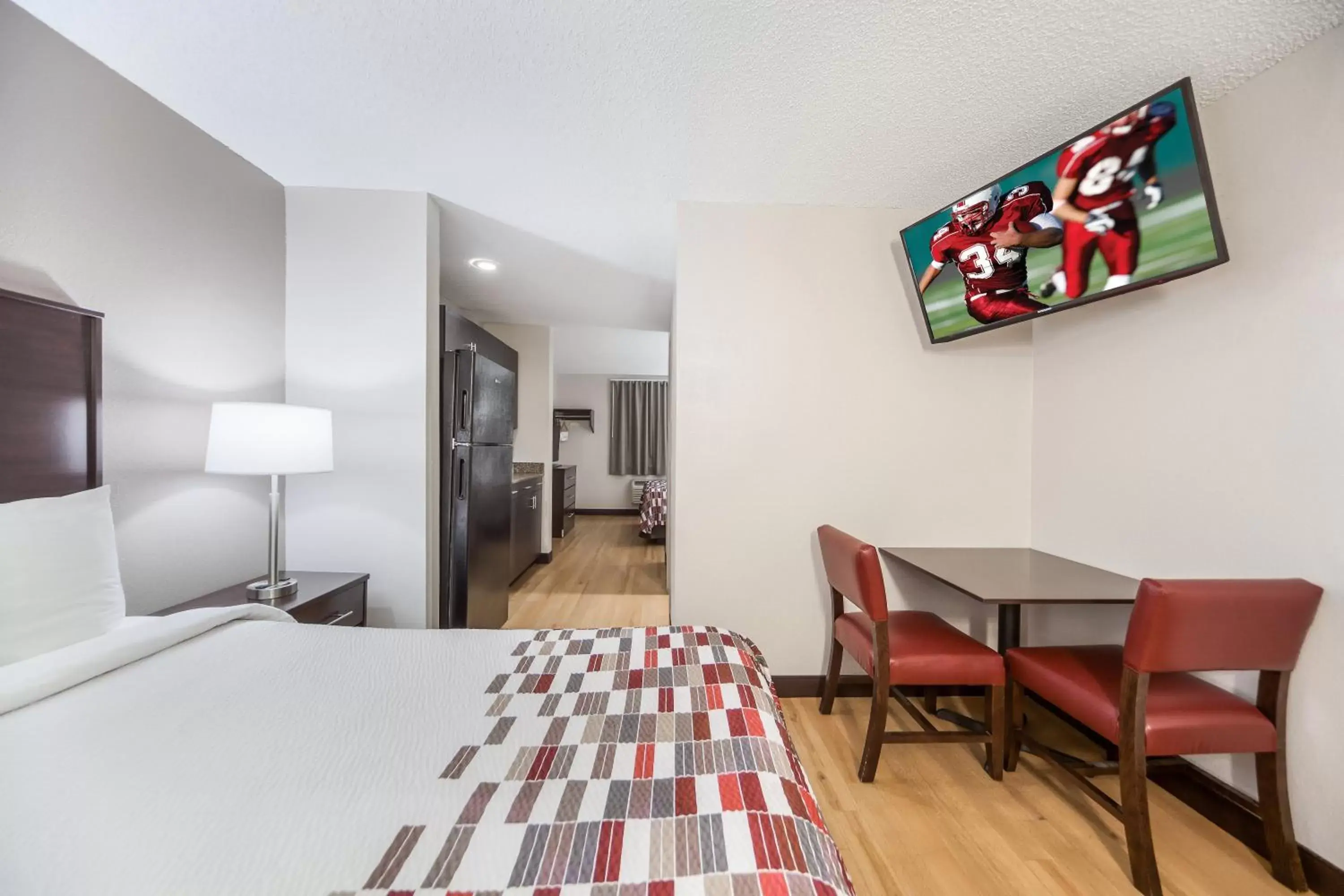 Photo of the whole room, TV/Entertainment Center in Red Roof Inn & Suites Omaha - Council Bluffs