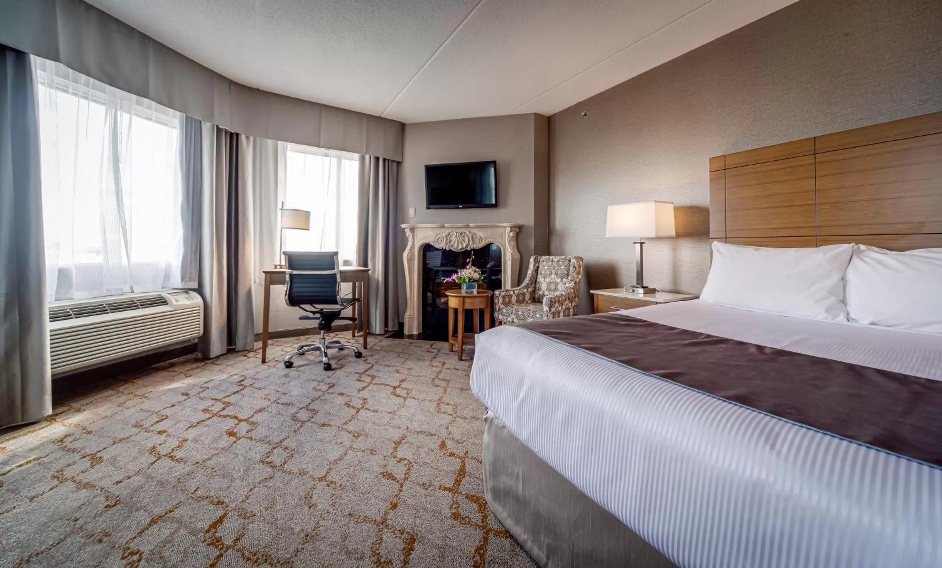 TV and multimedia, Bed in Monte Carlo Inn Vaughan Suites