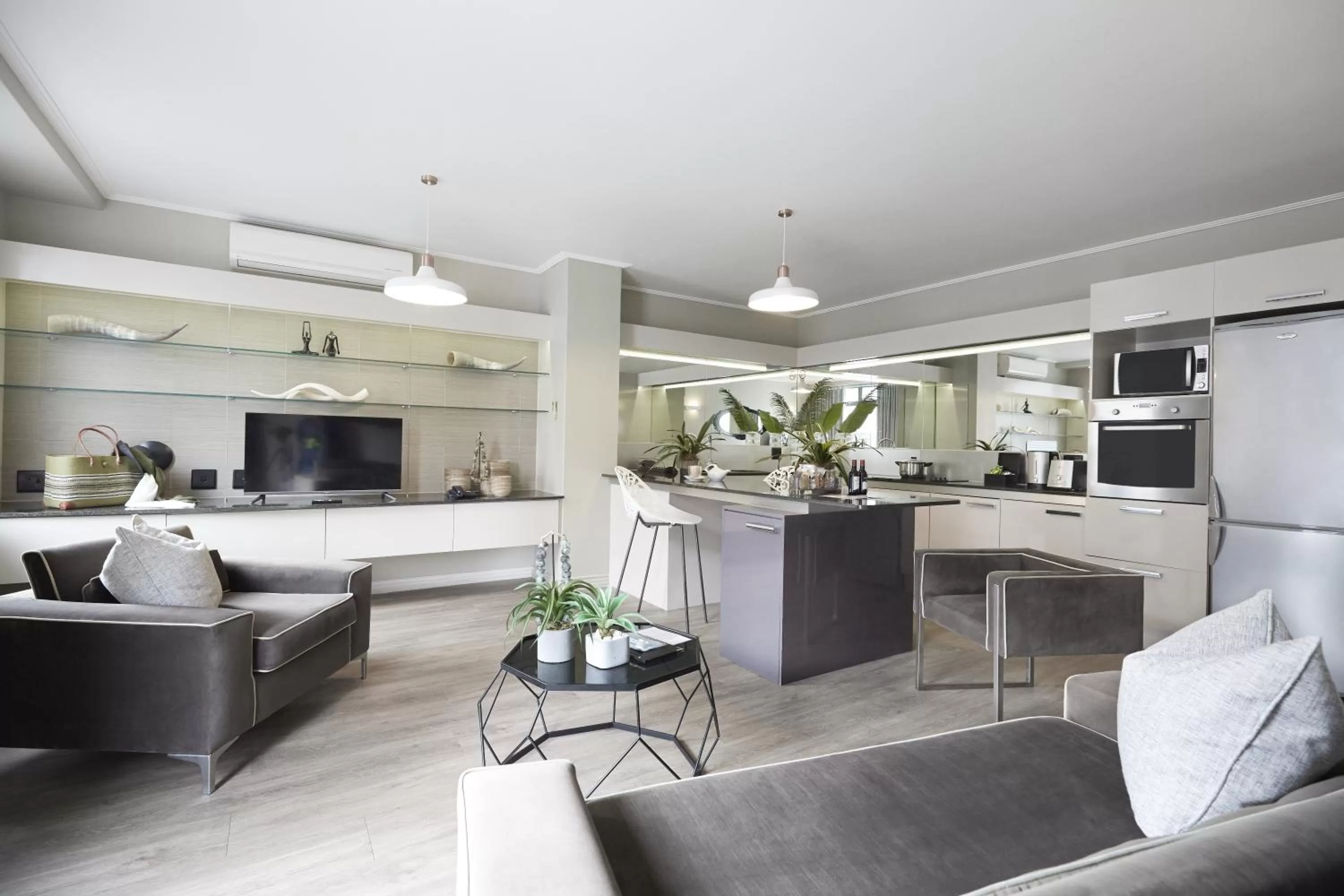 TV and multimedia in The Hyde All Suite Hotel