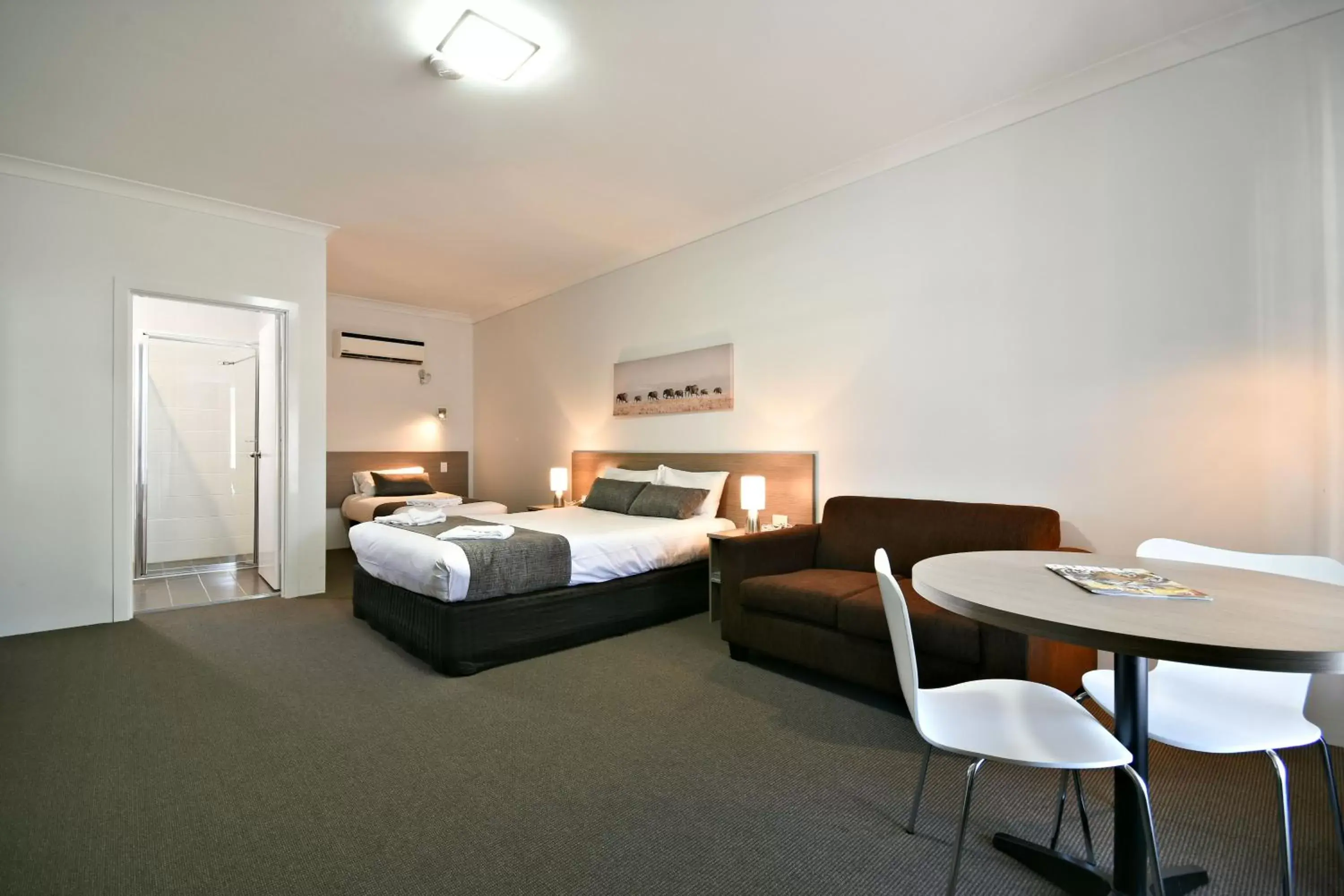 Dining area, Bed in The Aberdeen Motel