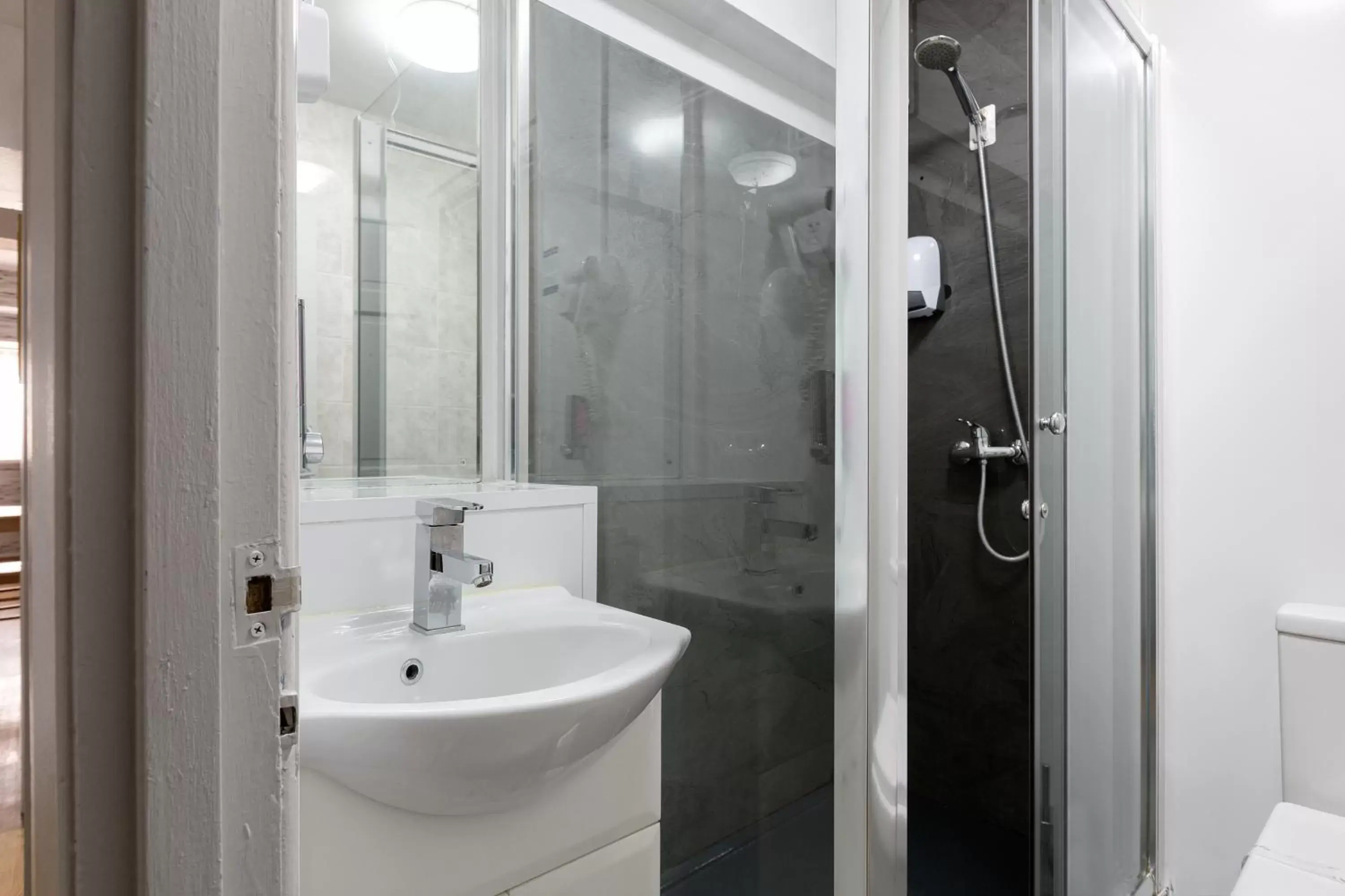 Bathroom in Central Hoxton Shoreditch