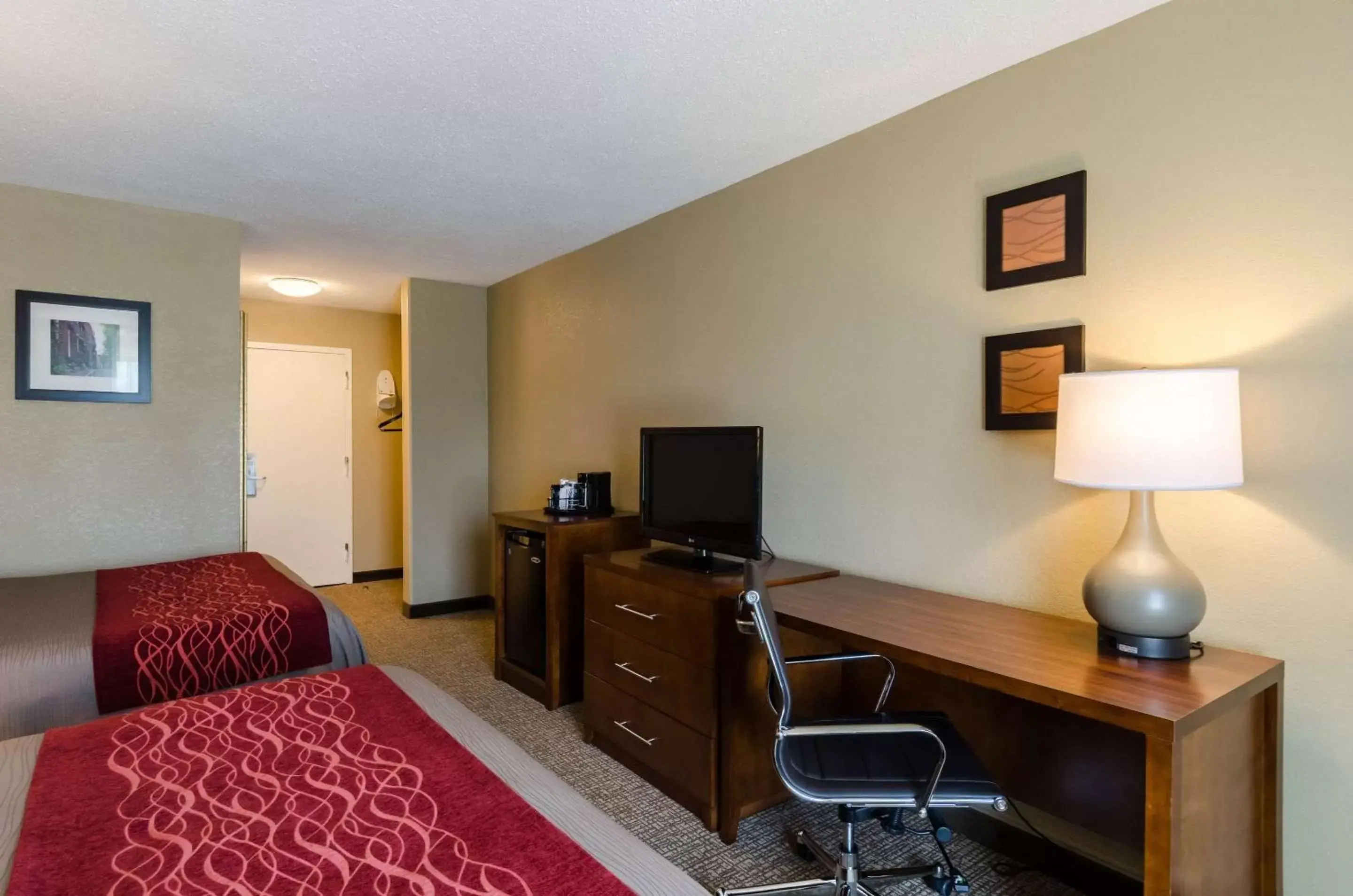 Photo of the whole room, TV/Entertainment Center in Comfort Inn Randolph-Boston