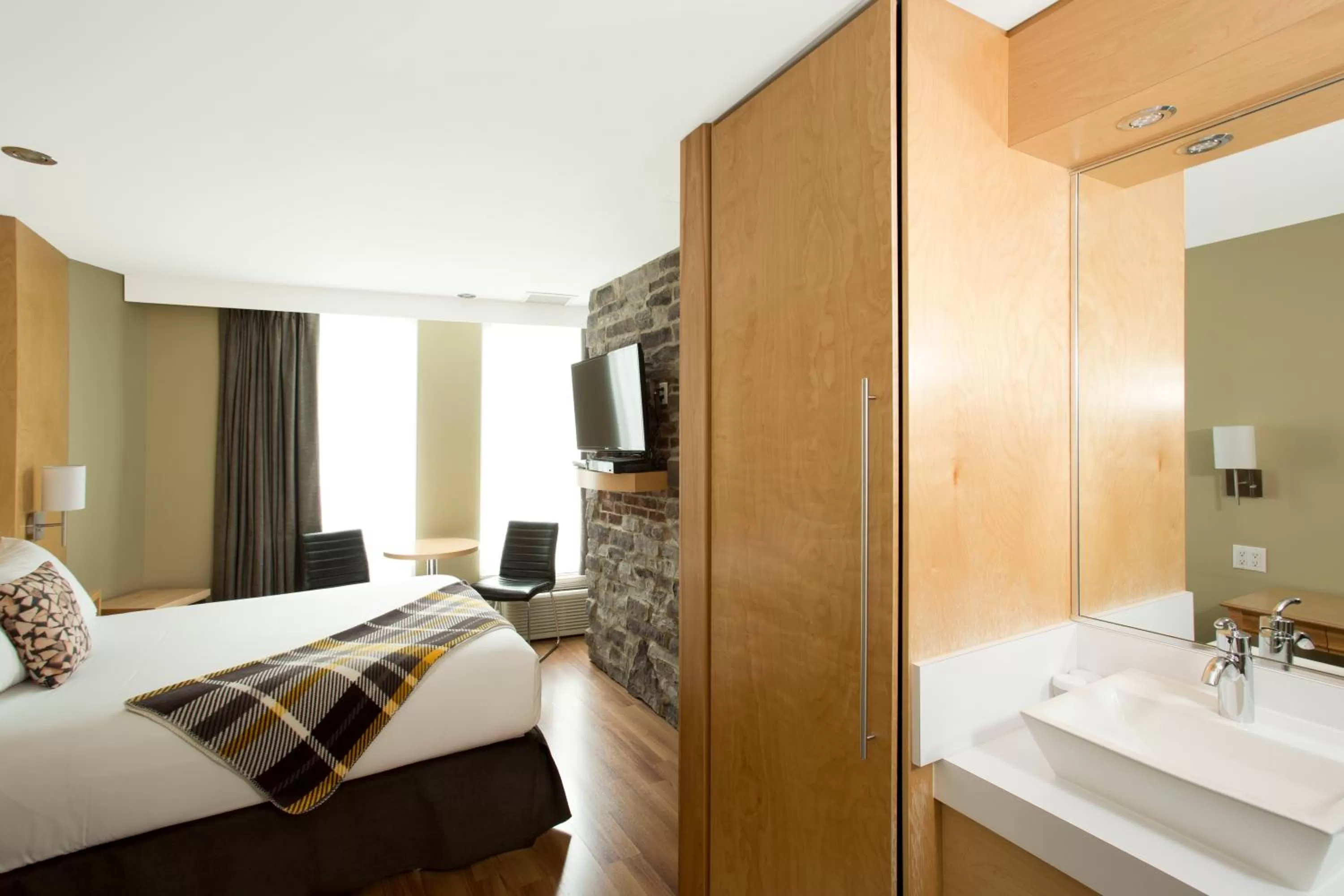 Photo of the whole room, Bed in Hotel du Vieux Quebec