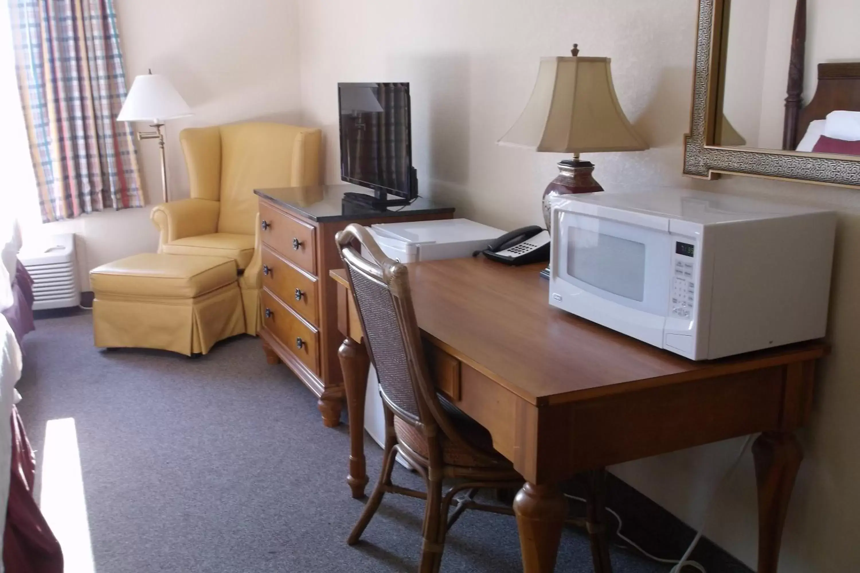 Decorative detail, TV/Entertainment Center in Days Inn & Suites by Wyndham Lake Okeechobee