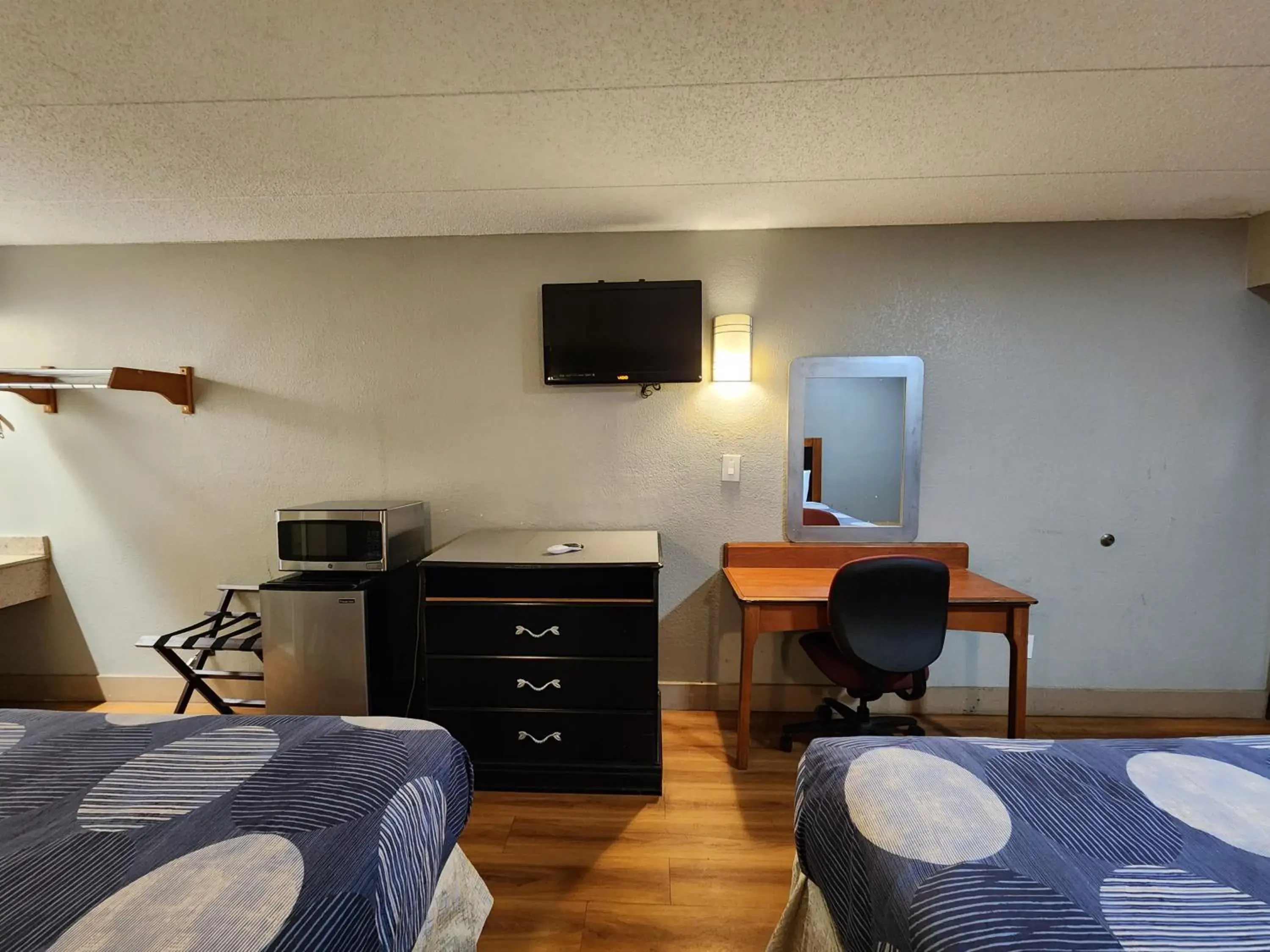 TV and multimedia, TV/Entertainment Center in Americas Best Value Inn and Suites Little Rock