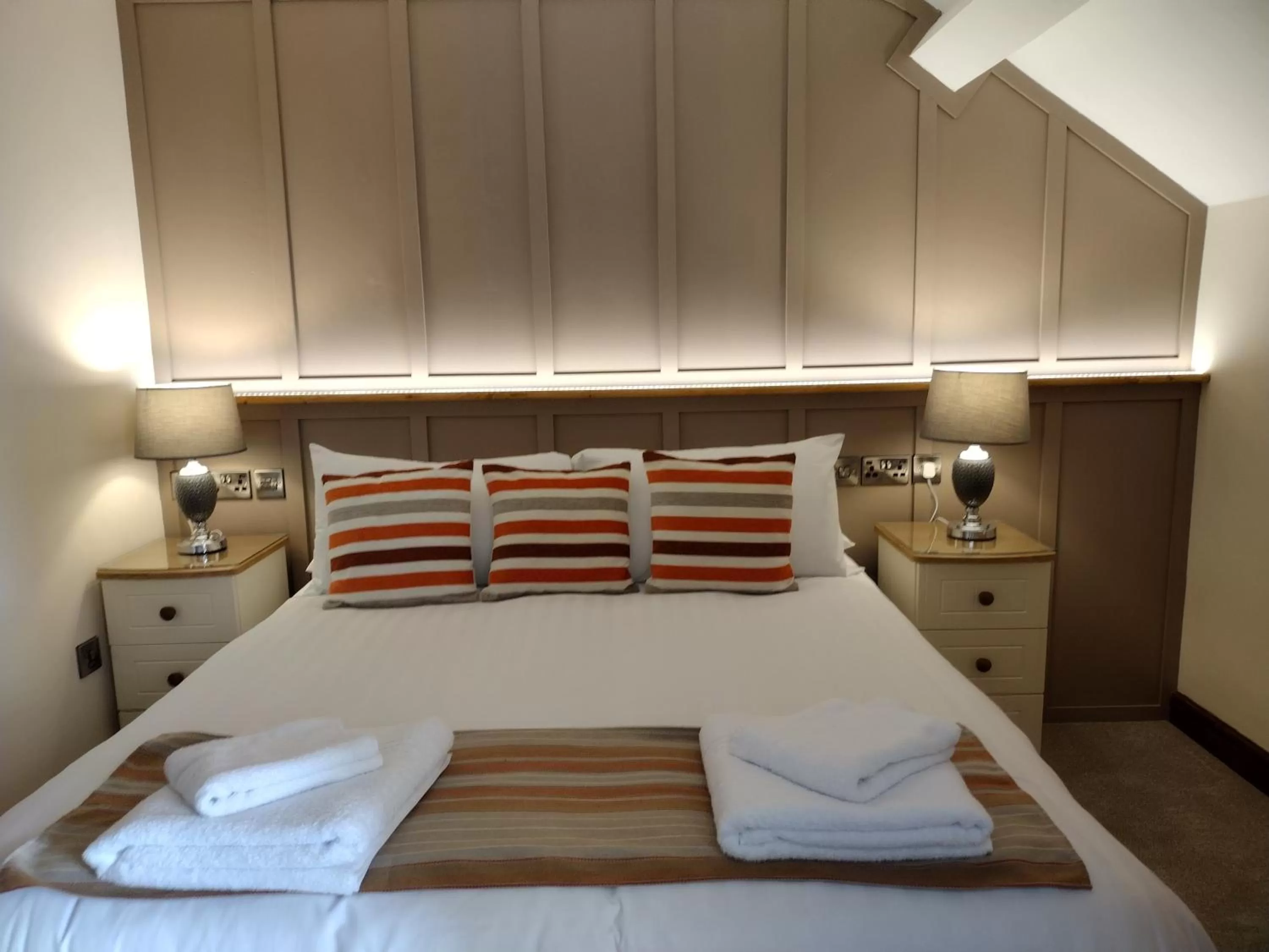 Bed in Lion Hotel & Studio Apartments