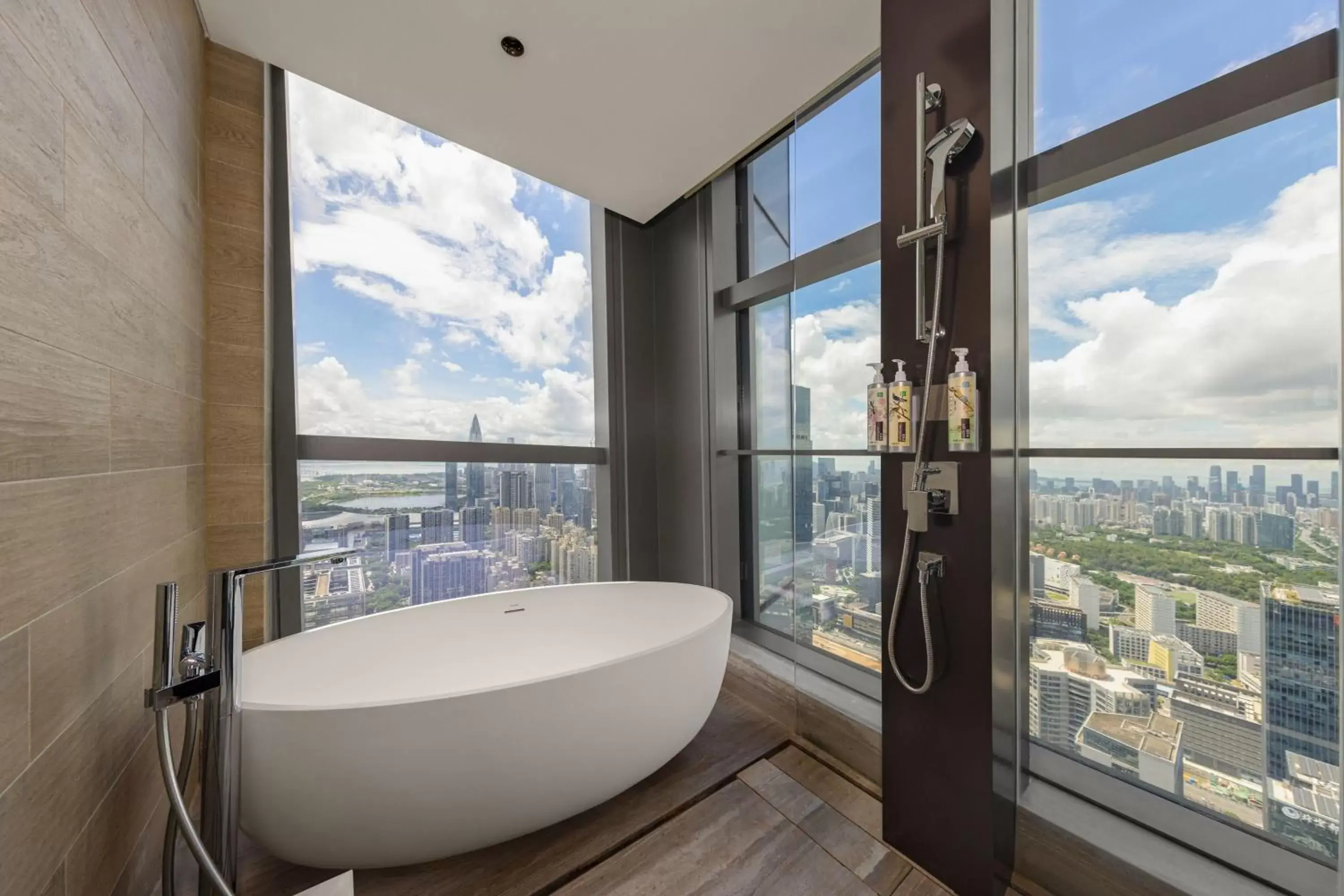 Photo of the whole room, Bathroom in Renaissance Shenzhen Bay Hotel