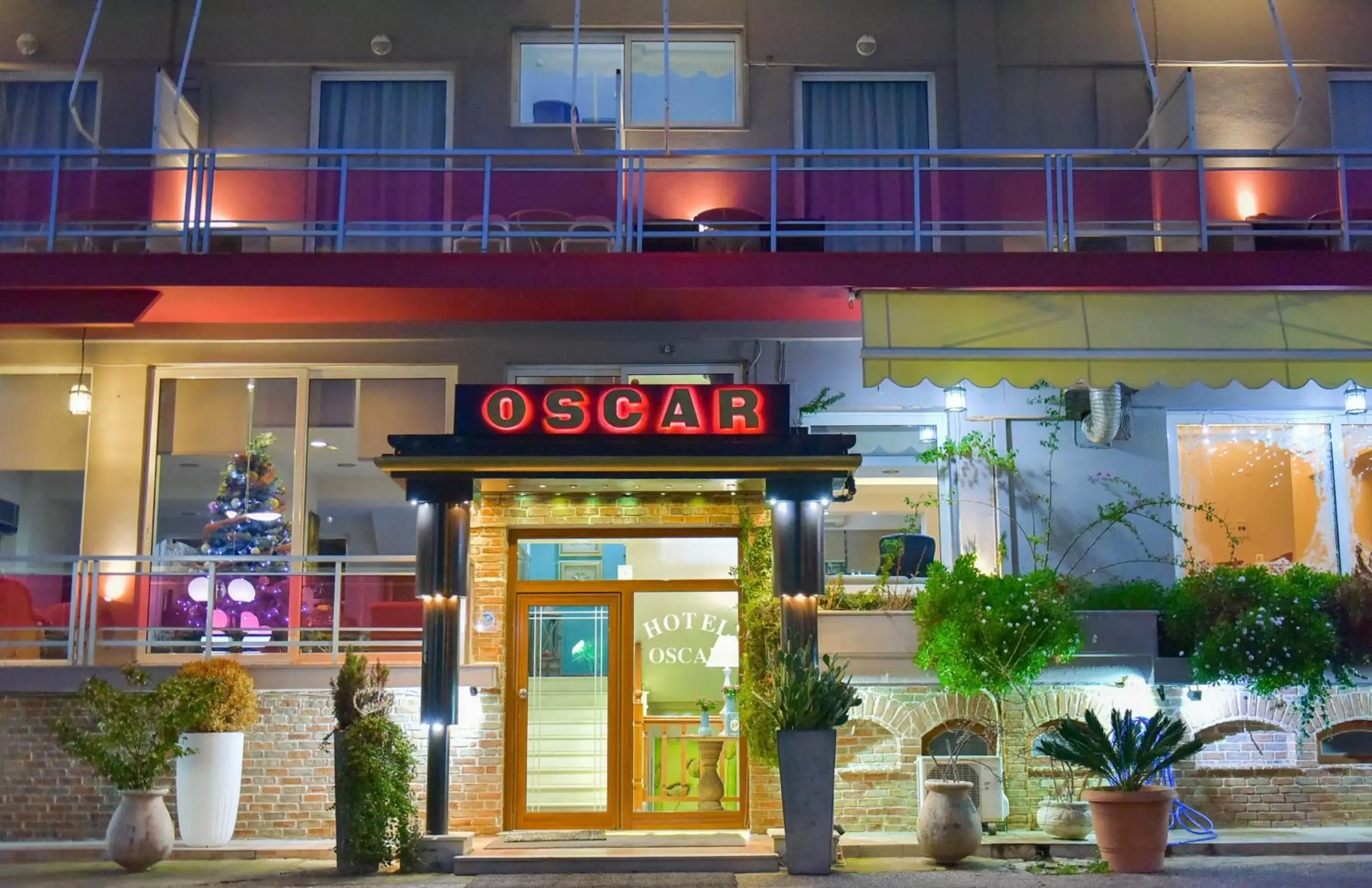 Facade/entrance in Oscar Hotel