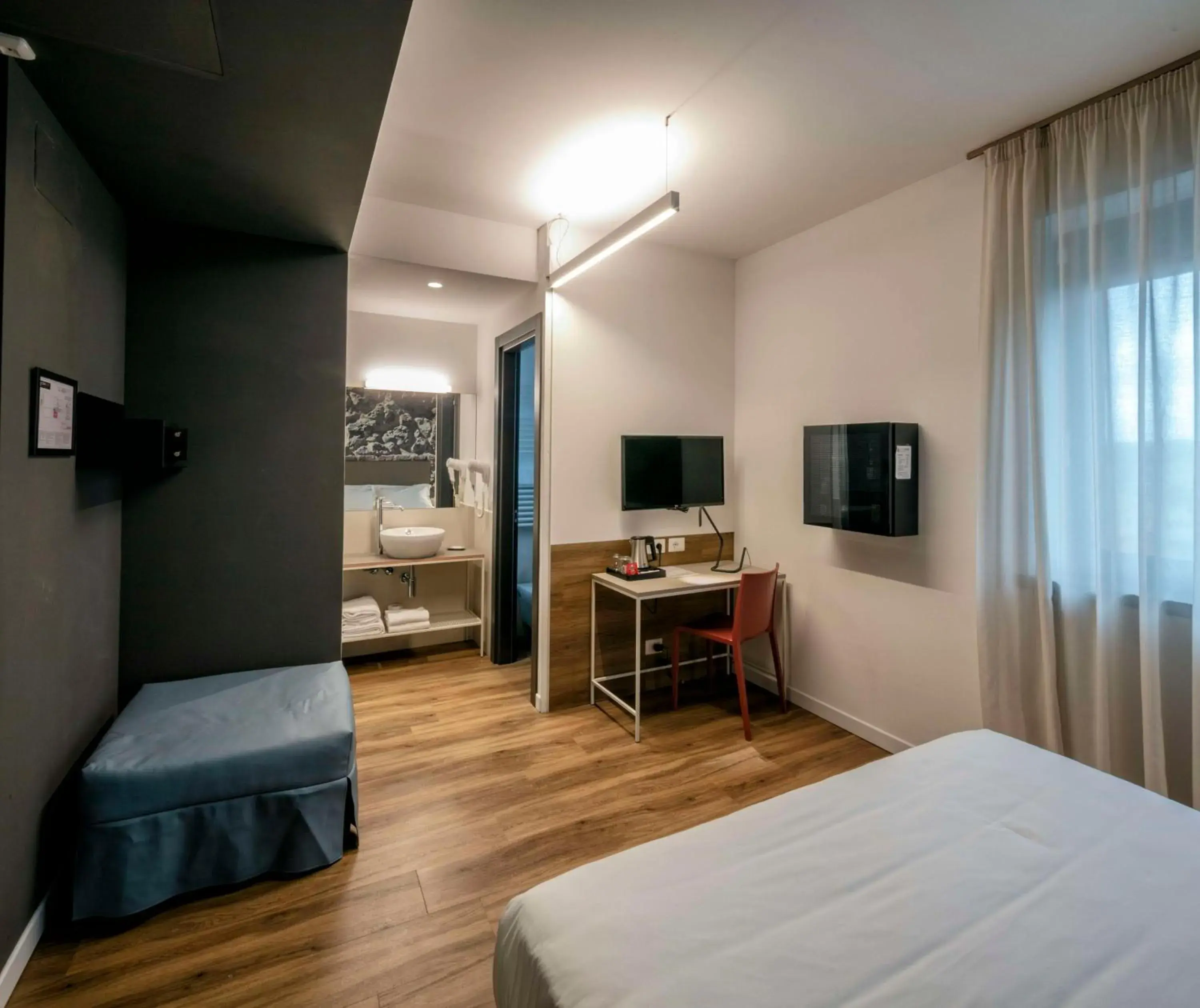 Bedroom, TV/Entertainment Center in Best Western Hotel Corsi