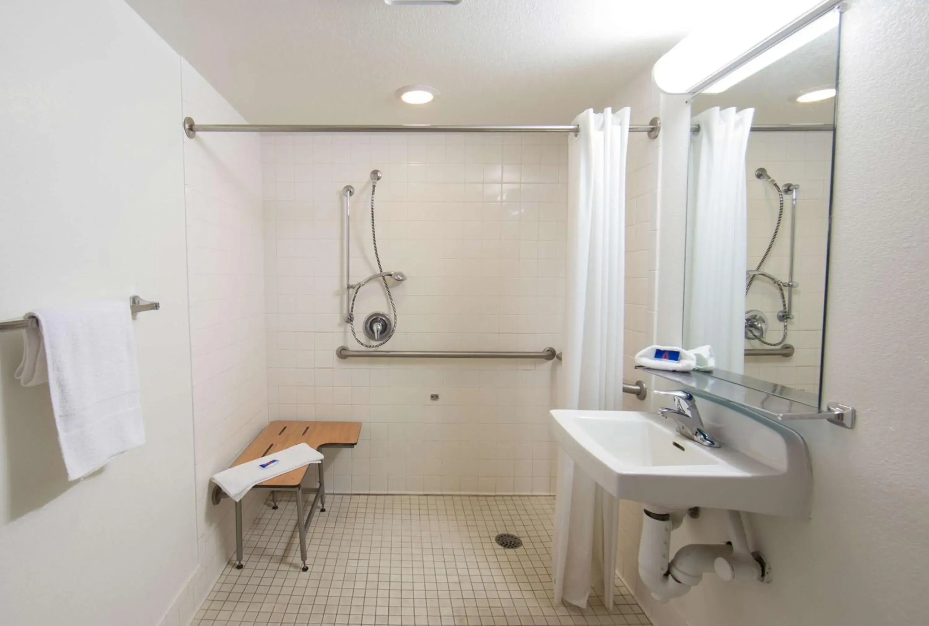 Shower, Bathroom in Motel 6 Weed, CA - Mount Shasta