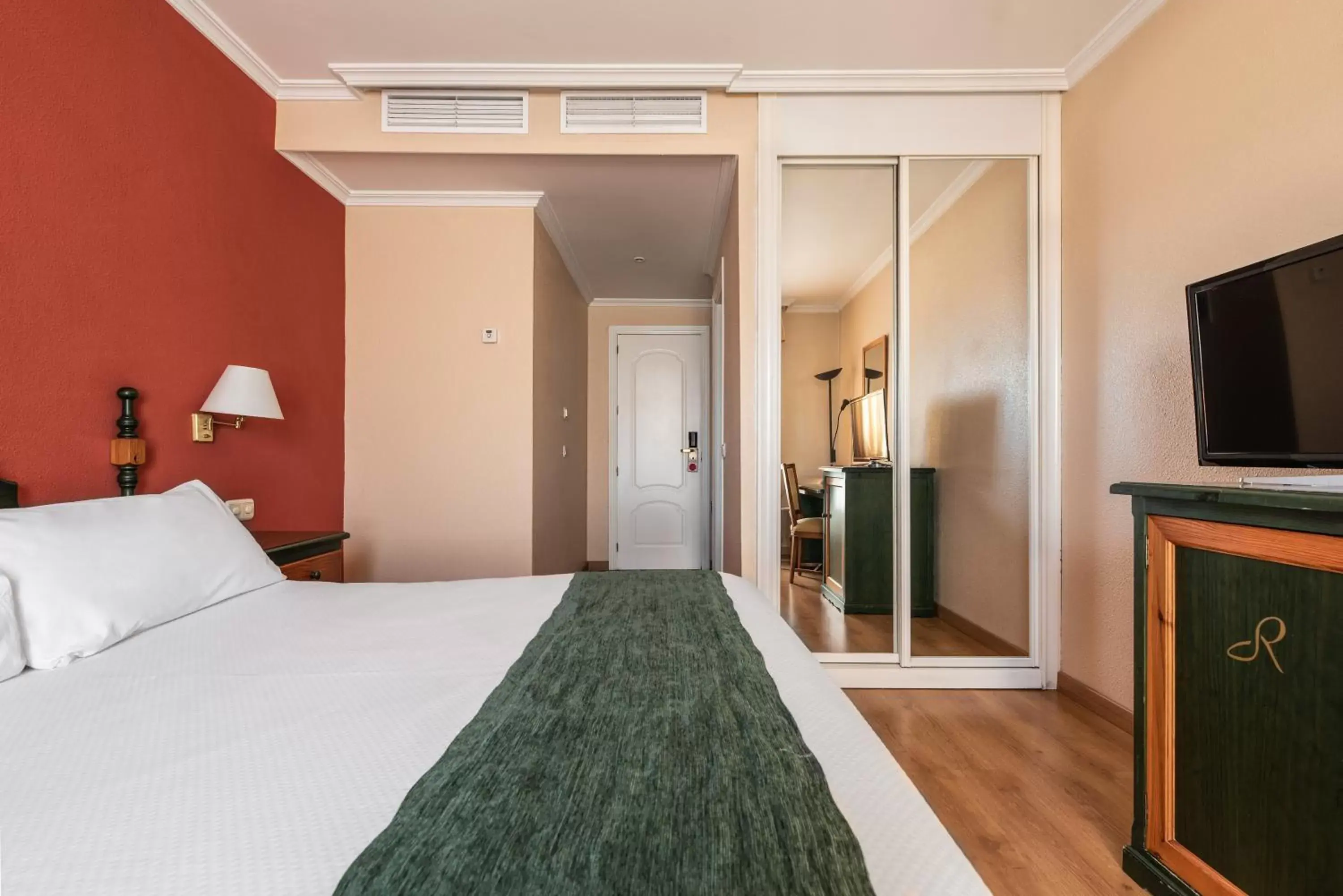 Bedroom, Bed in Hotel Rio Badajoz