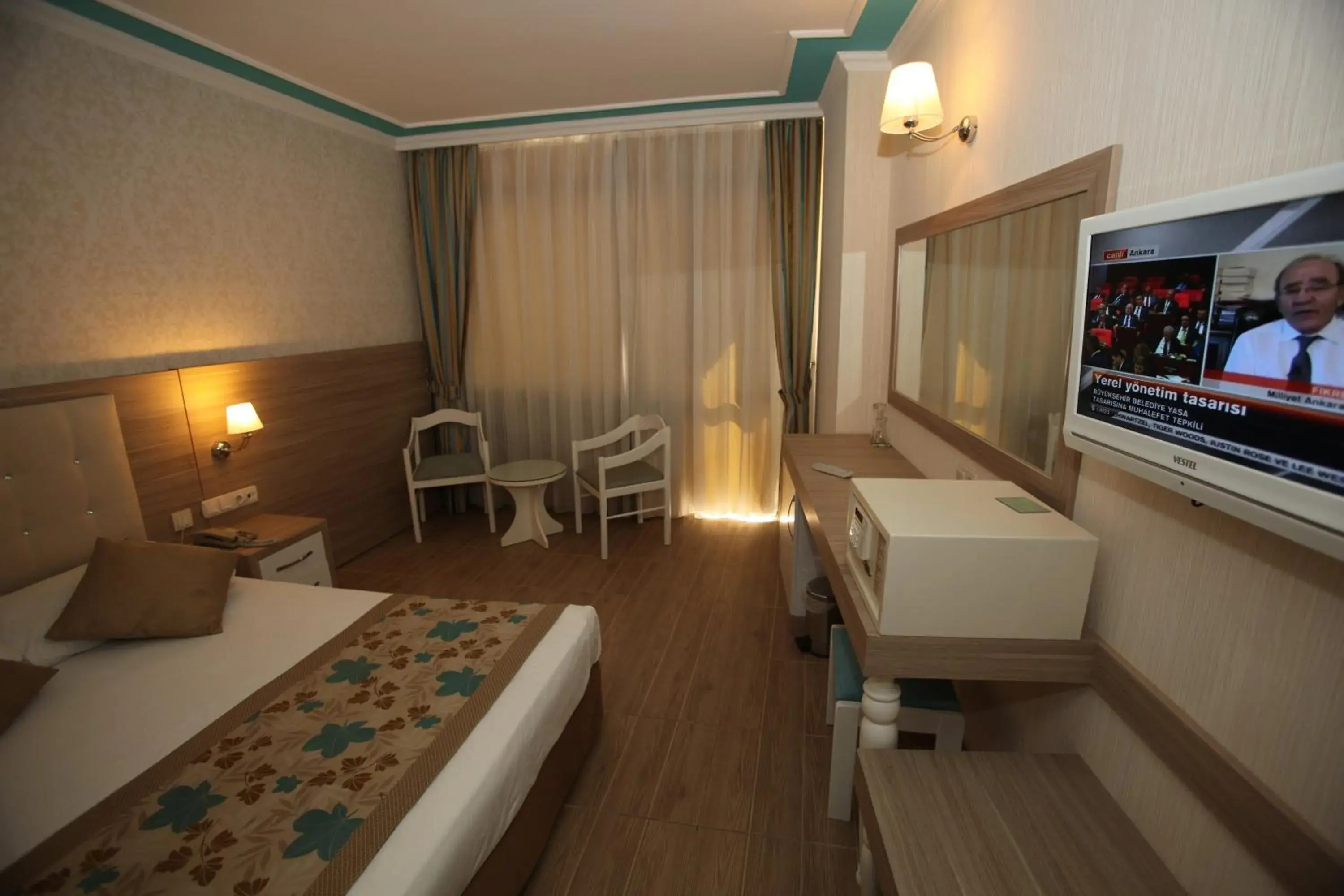 Bed, TV/Entertainment Center in Cender Hotel