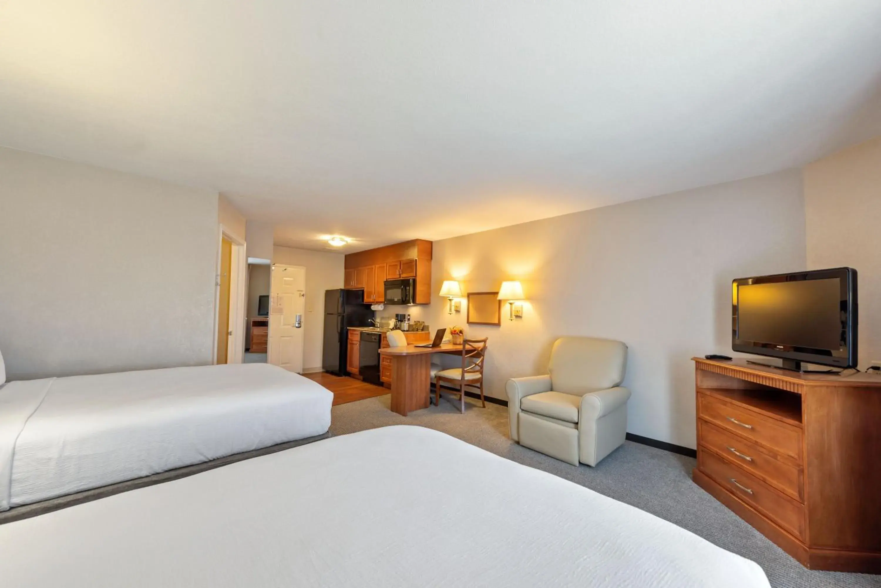 Bed, TV/Entertainment Center in Extended Stay America Suites - Houston - IAH Airport