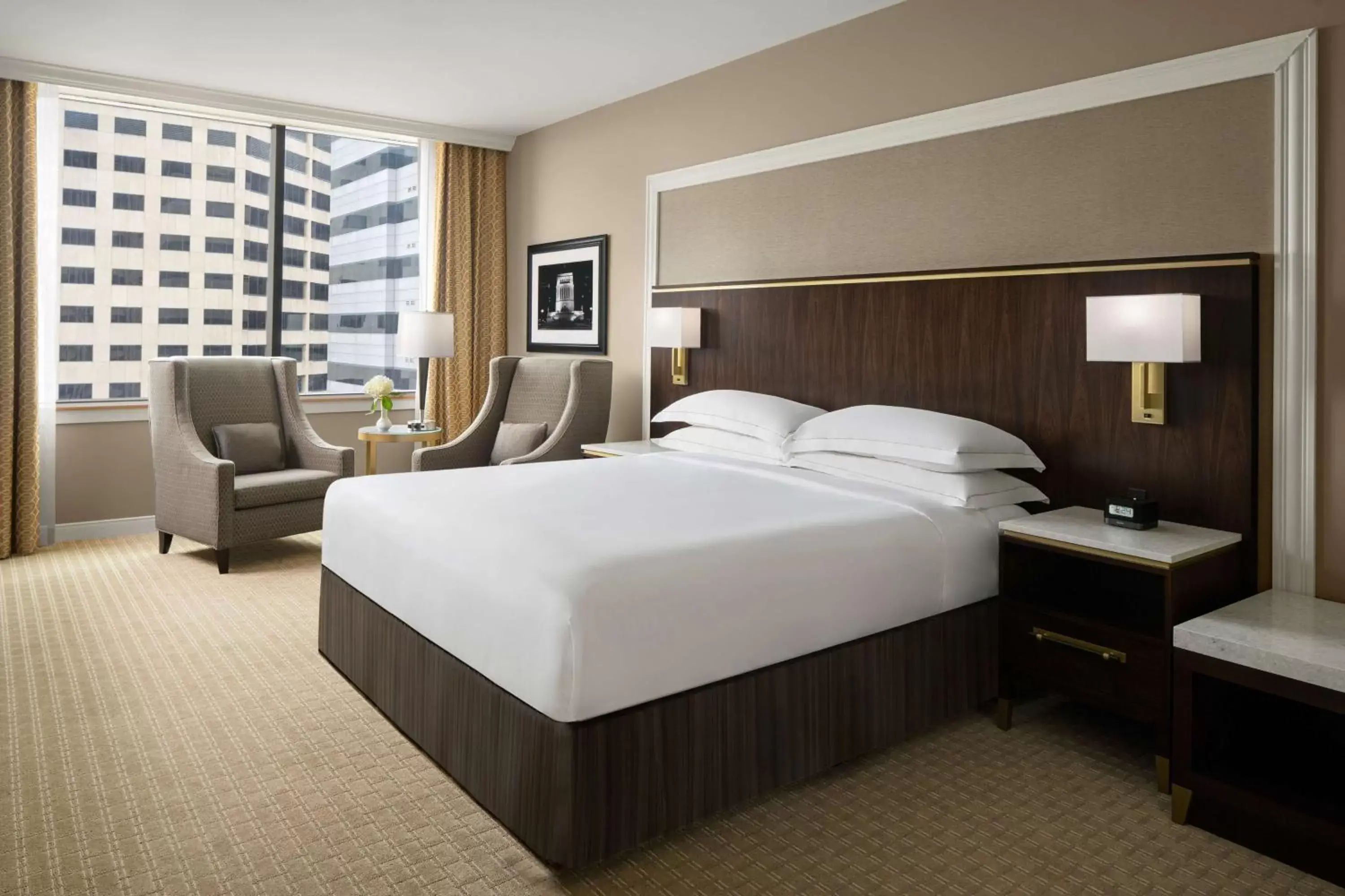 Bed in Hilton Indianapolis Hotel & Suites