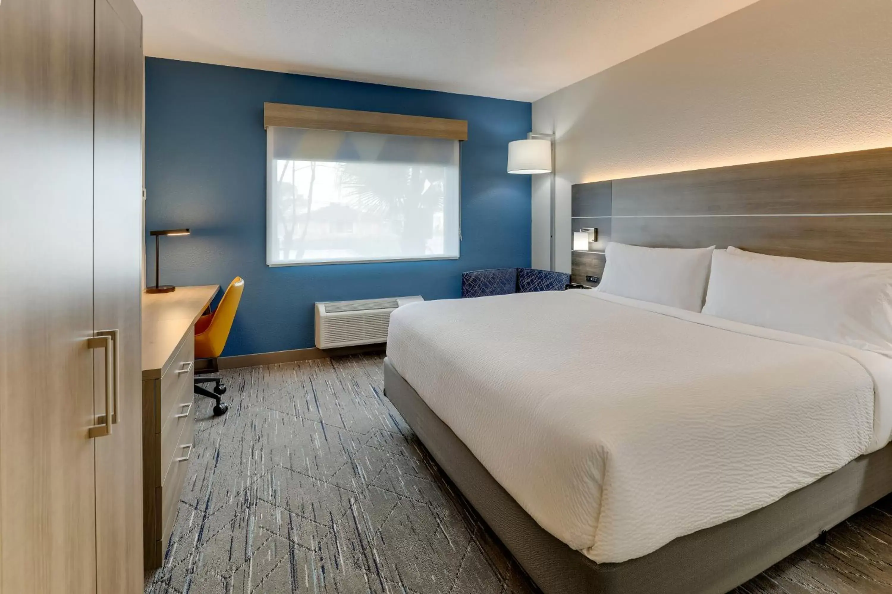 Bedroom, Bed in Holiday Inn Express Kenner - New Orleans Airport, an IHG Hotel