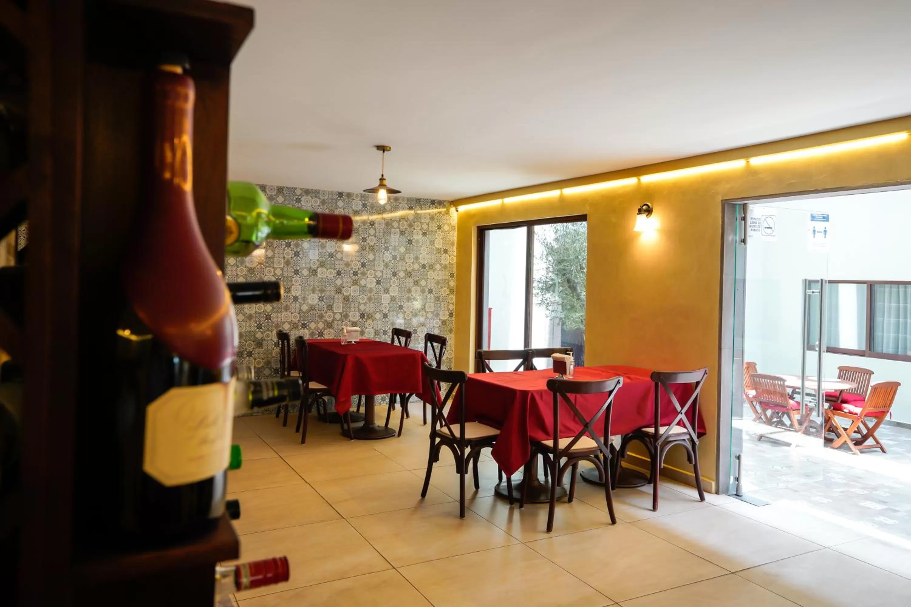 Restaurant/places to eat in Hotel Senorial