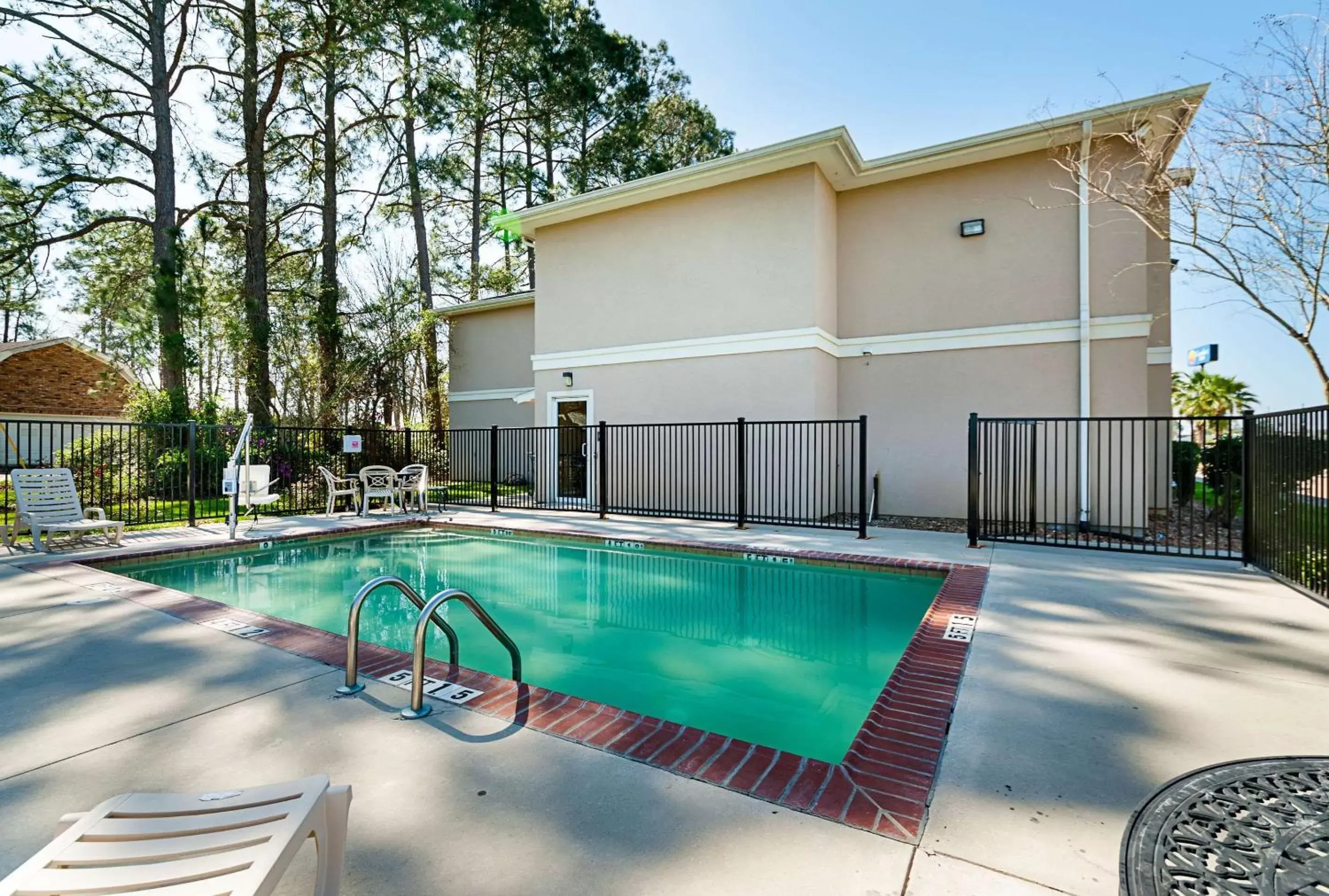 On site, Swimming Pool in Quality Inn Opelousas