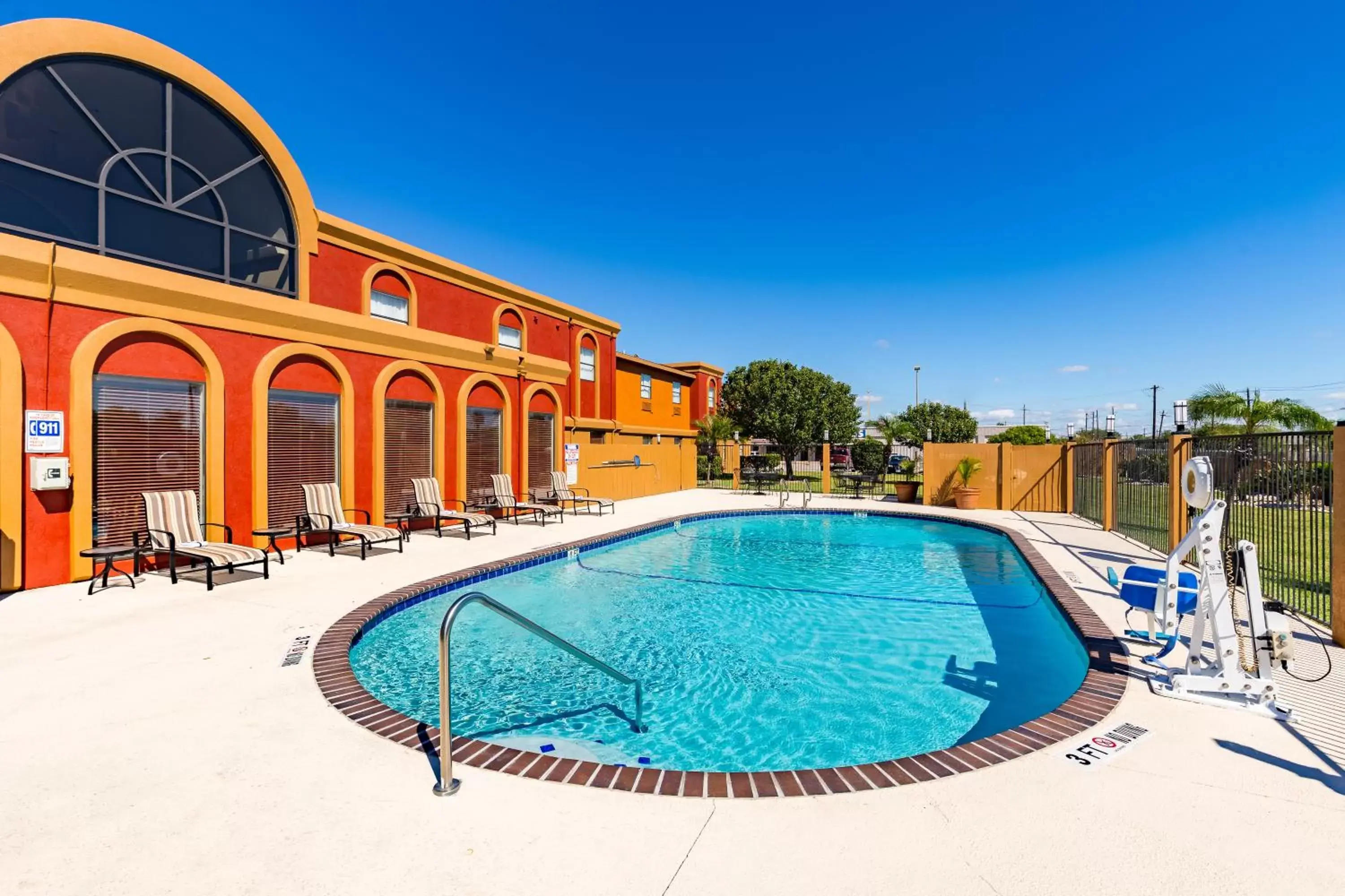 Swimming Pool in Best Western Northwest Corpus Christi Inn & Suites