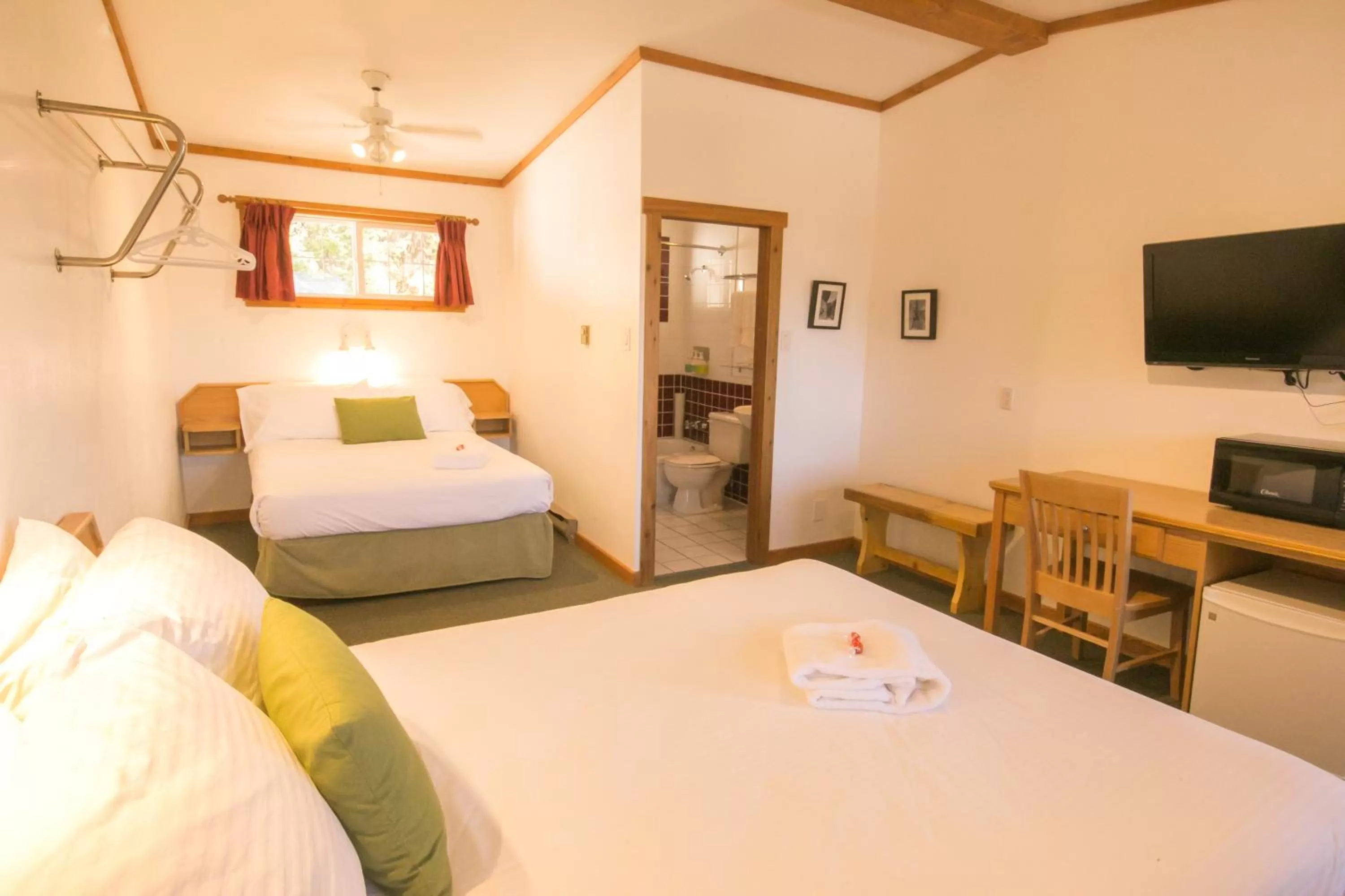 Photo of the whole room, Bed in Gateway Motel