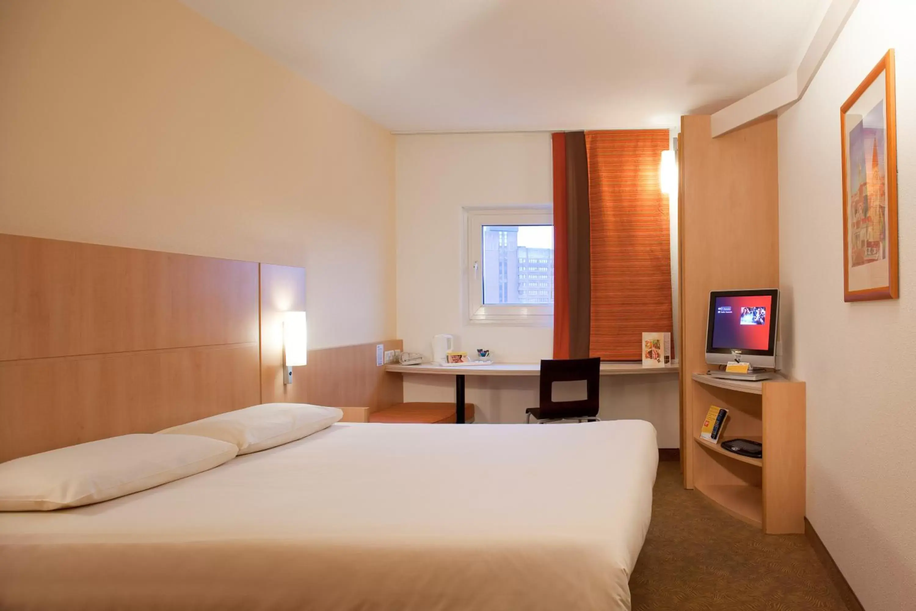 Bedroom, Bed in ibis Leeds Centre Marlborough Street