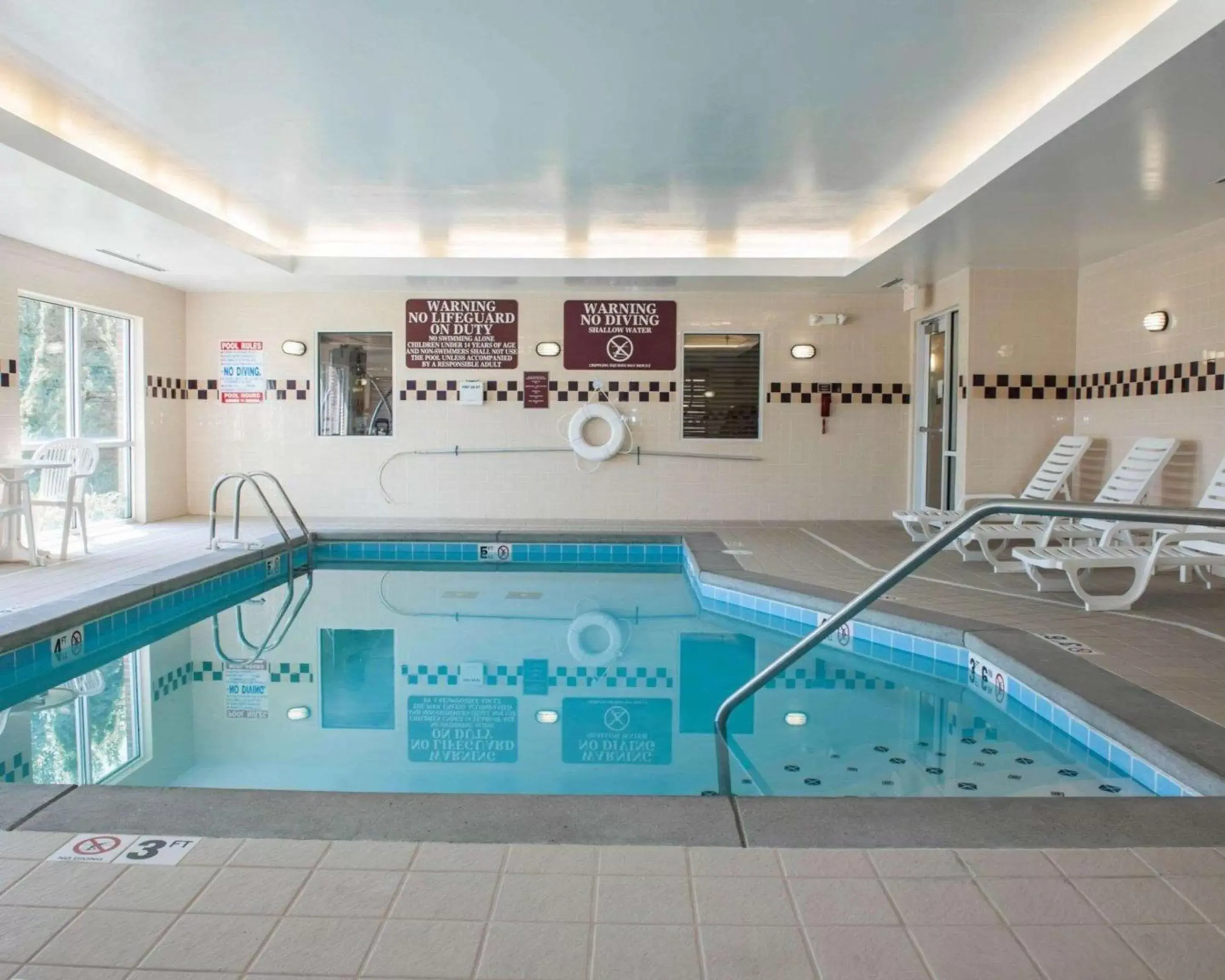 On site, Swimming Pool in Comfort Suites Southport