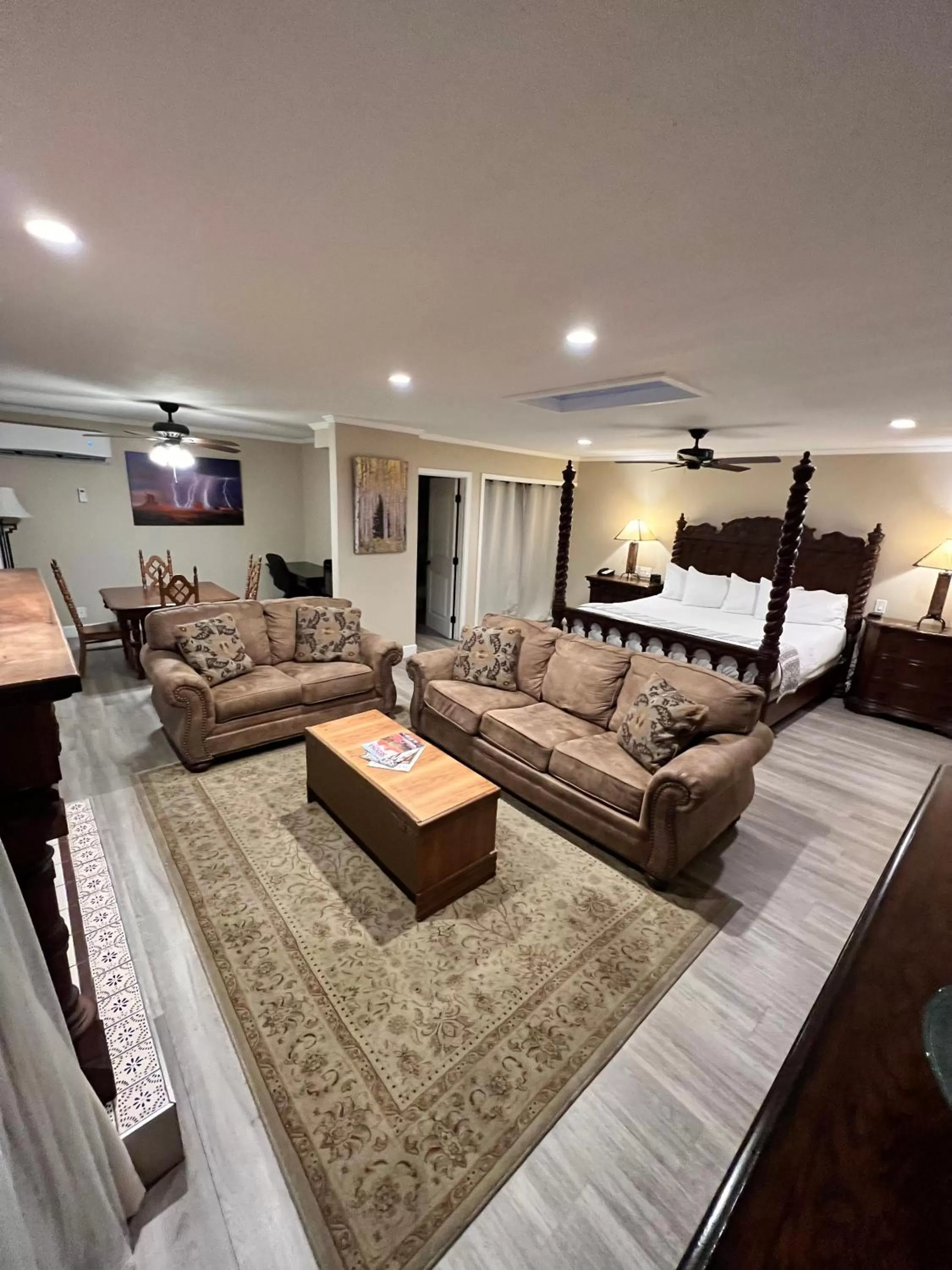 Bed in Lantern Light Inn - Romantic Getaway