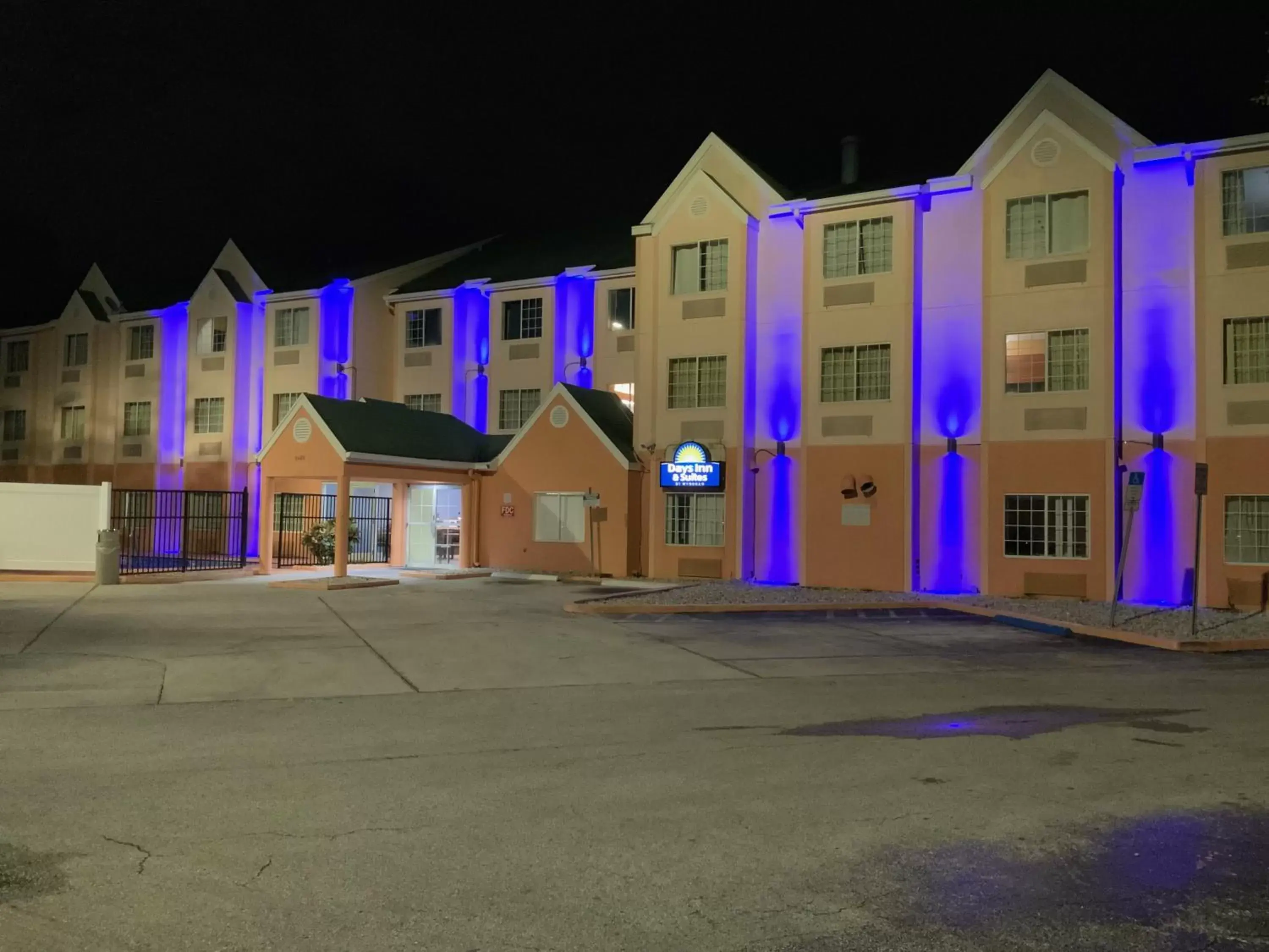 Facade/entrance, Property Building in Days Inn & Suites by Wyndham Tampa/Raymond James Stadium