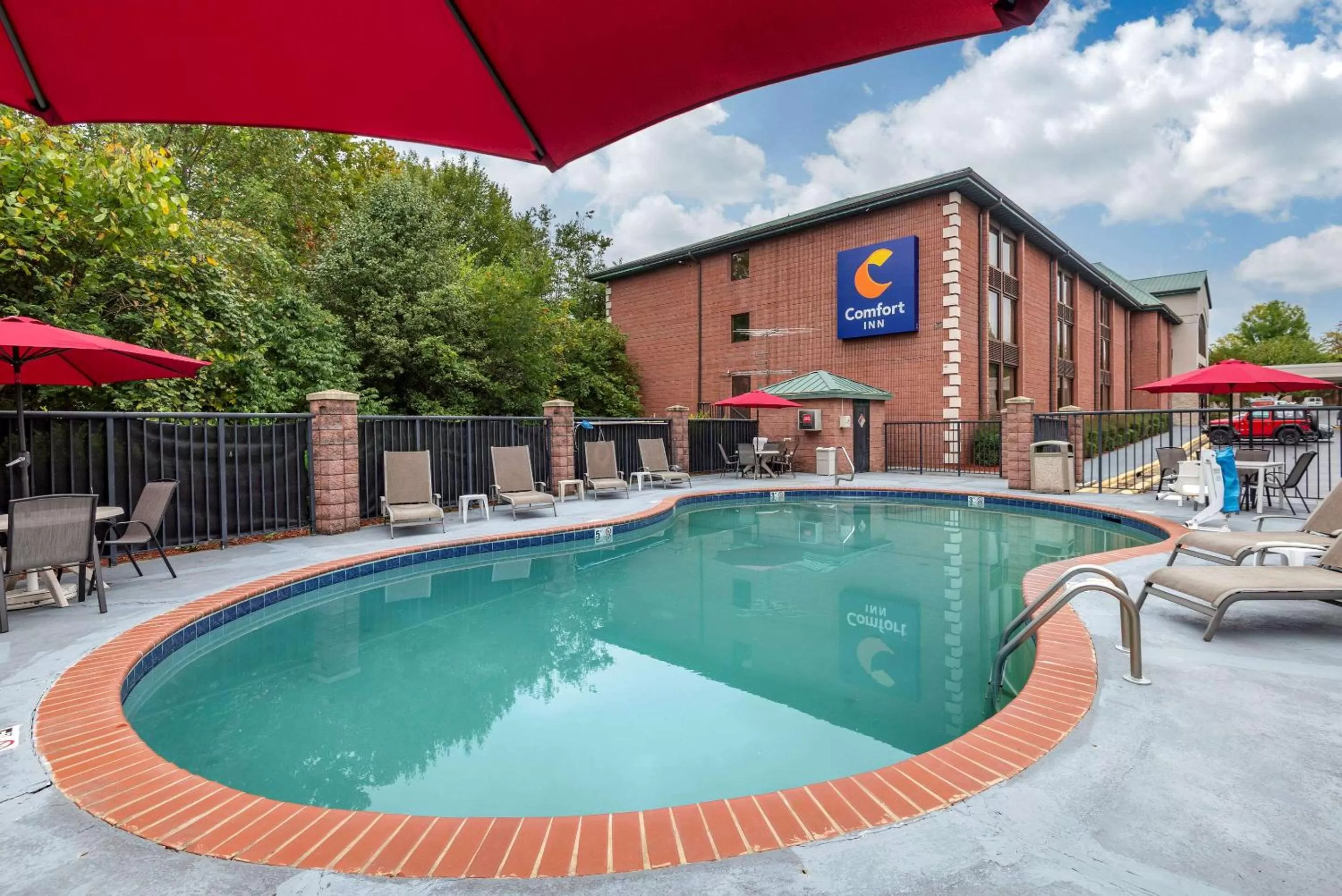 Swimming pool in Comfort Inn Matthews / Charlotte