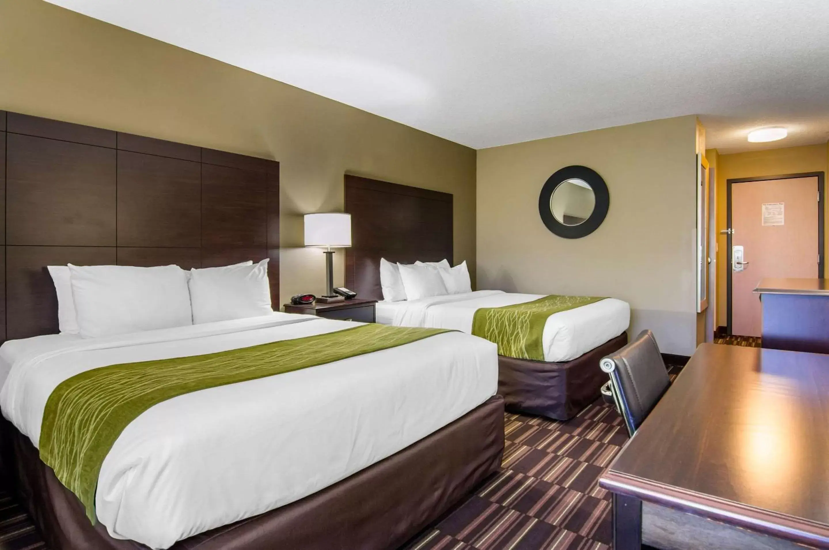 Bedroom, Bed in Comfort Inn & Suites Near Worlds of Fun