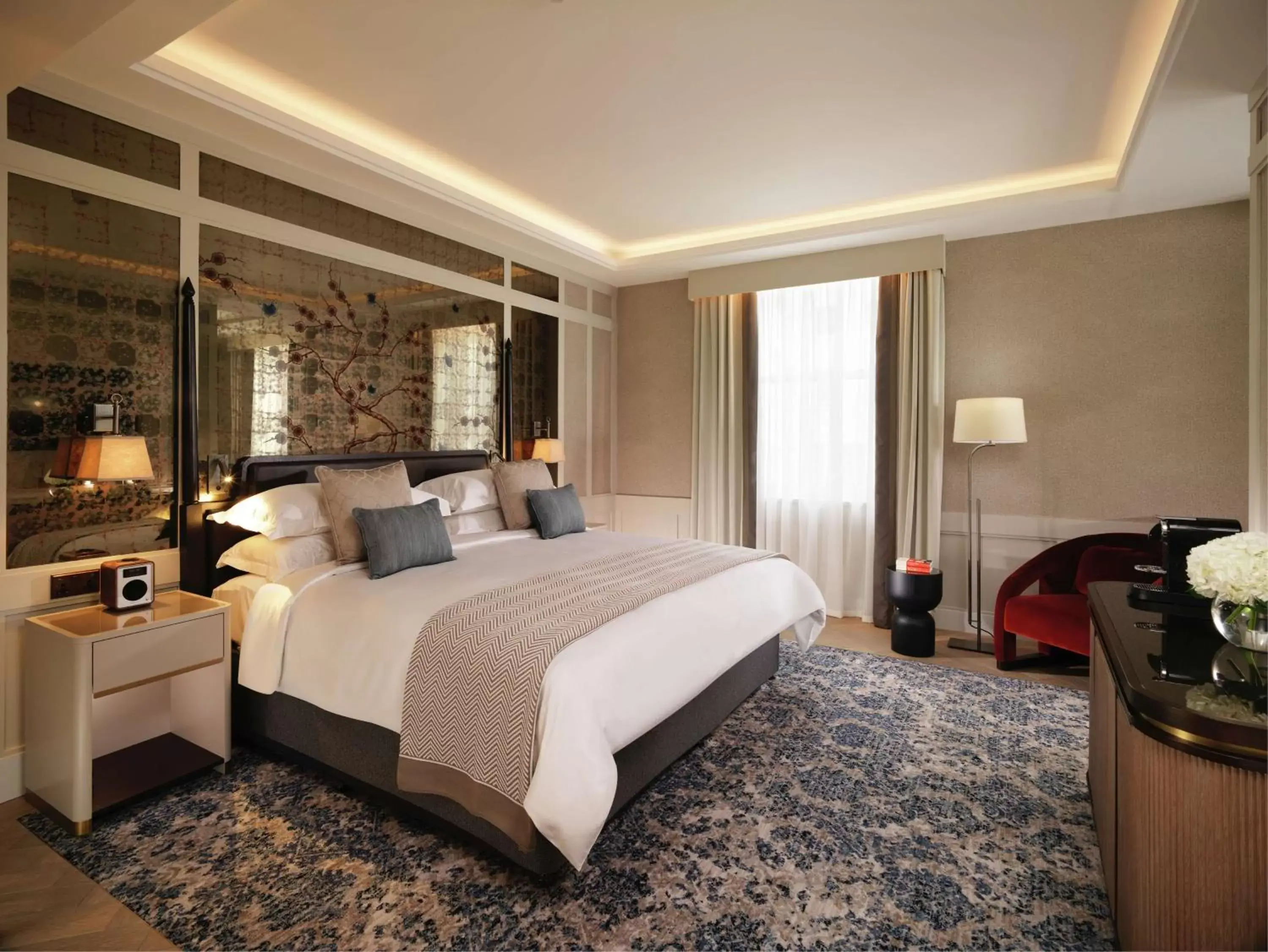 Living room in The Biltmore Mayfair, LXR Hotels & Resorts
