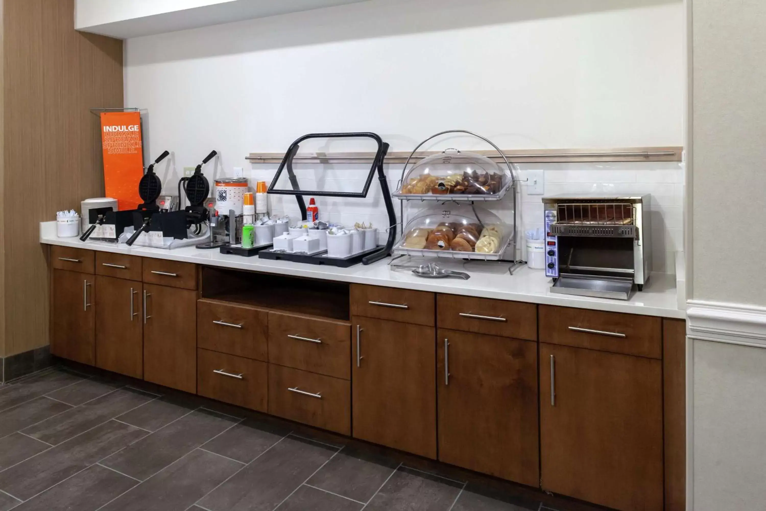 Breakfast, Kitchen/Kitchenette in Hampton Inn & Suites Concord-Charlotte