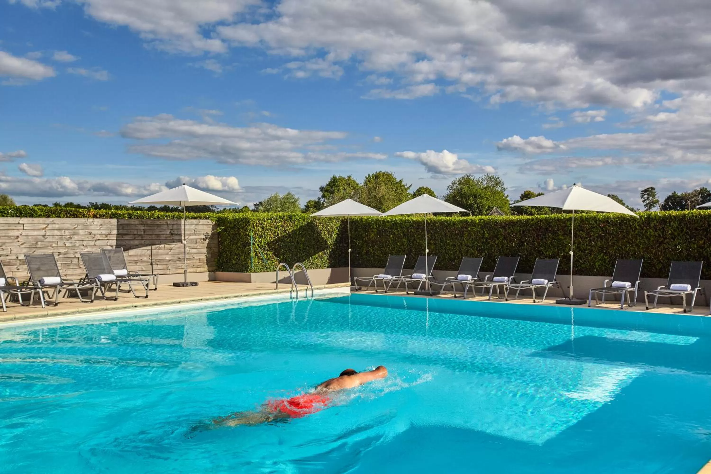 Swimming pool in Mercure Chantilly Resort & Conventions