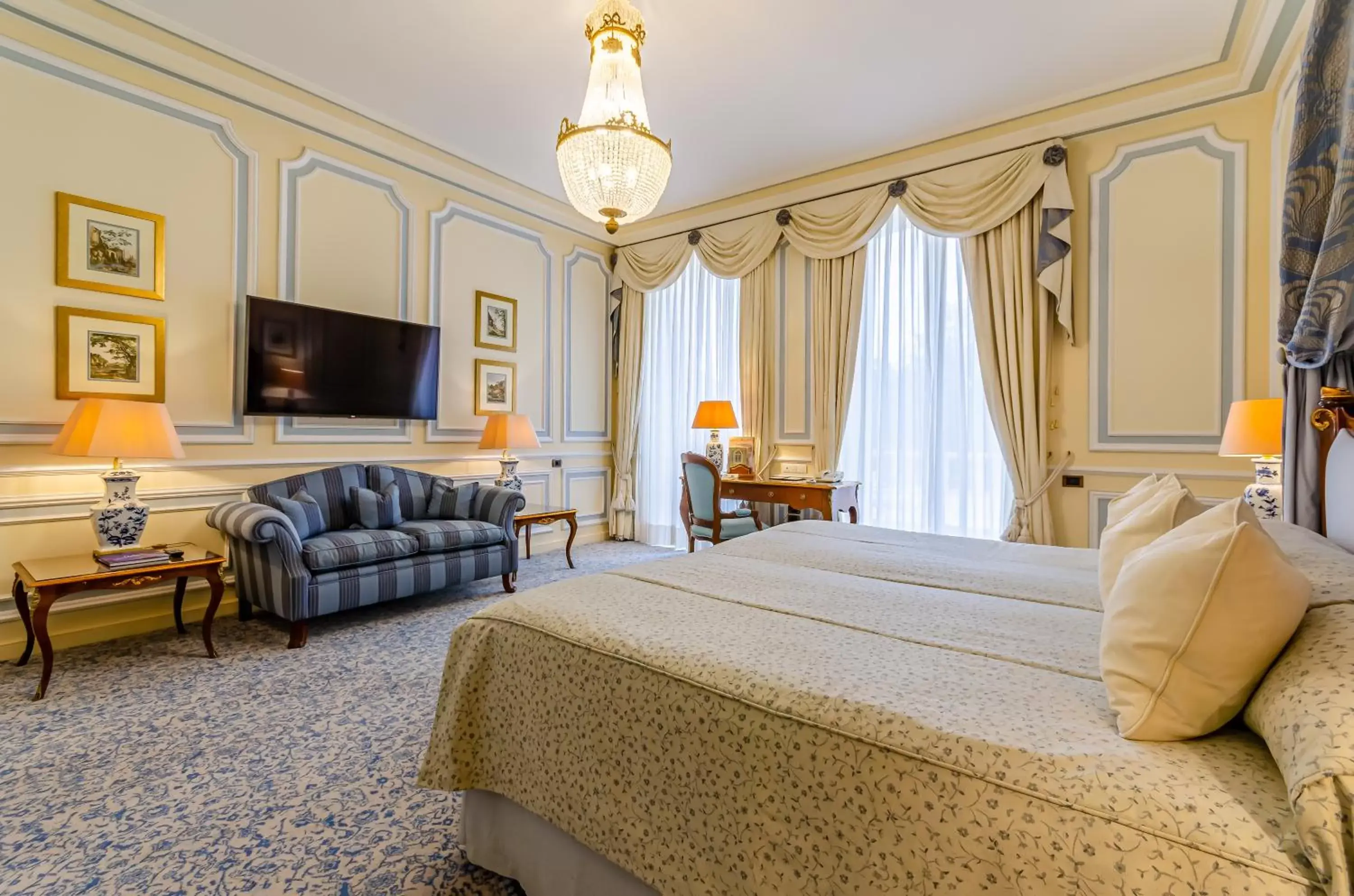 Bedroom, TV/Entertainment Center in Olissippo Lapa Palace – The Leading Hotels of the World