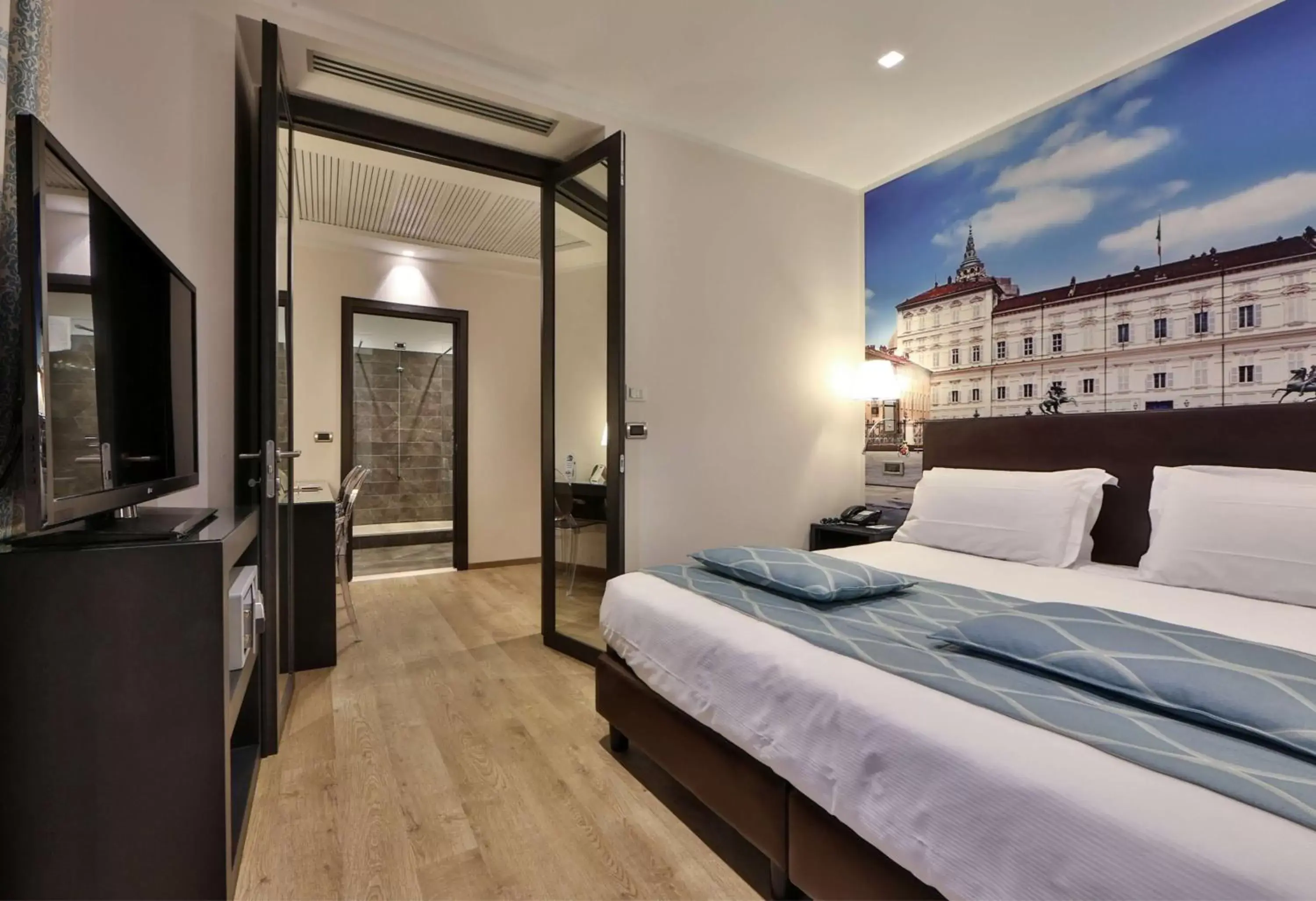 People, Bed in Best Western Plus Hotel Genova