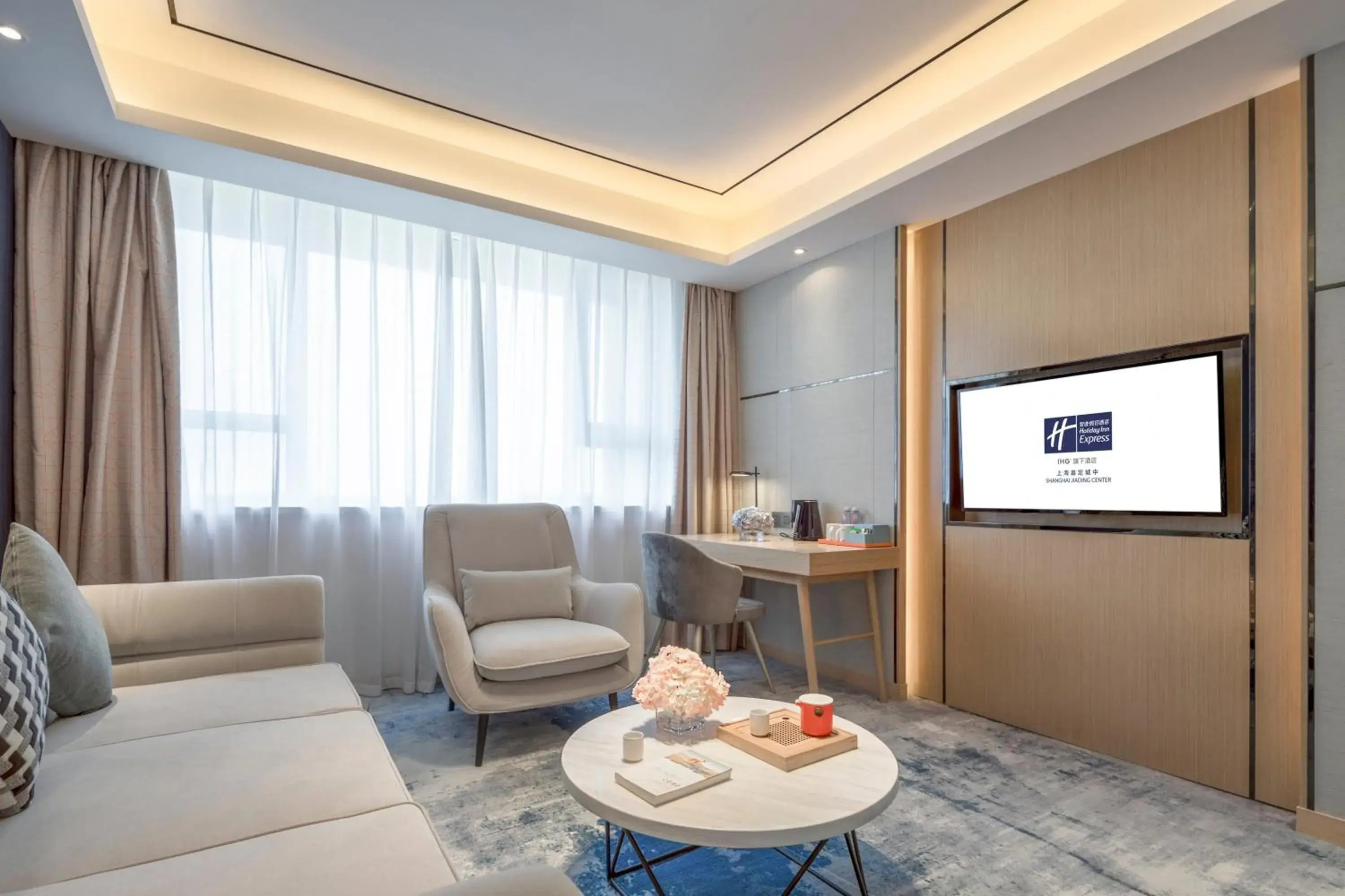 Bedroom, Seating Area in Holiday Inn Express Shanghai Jiading Center, an IHG Hotel