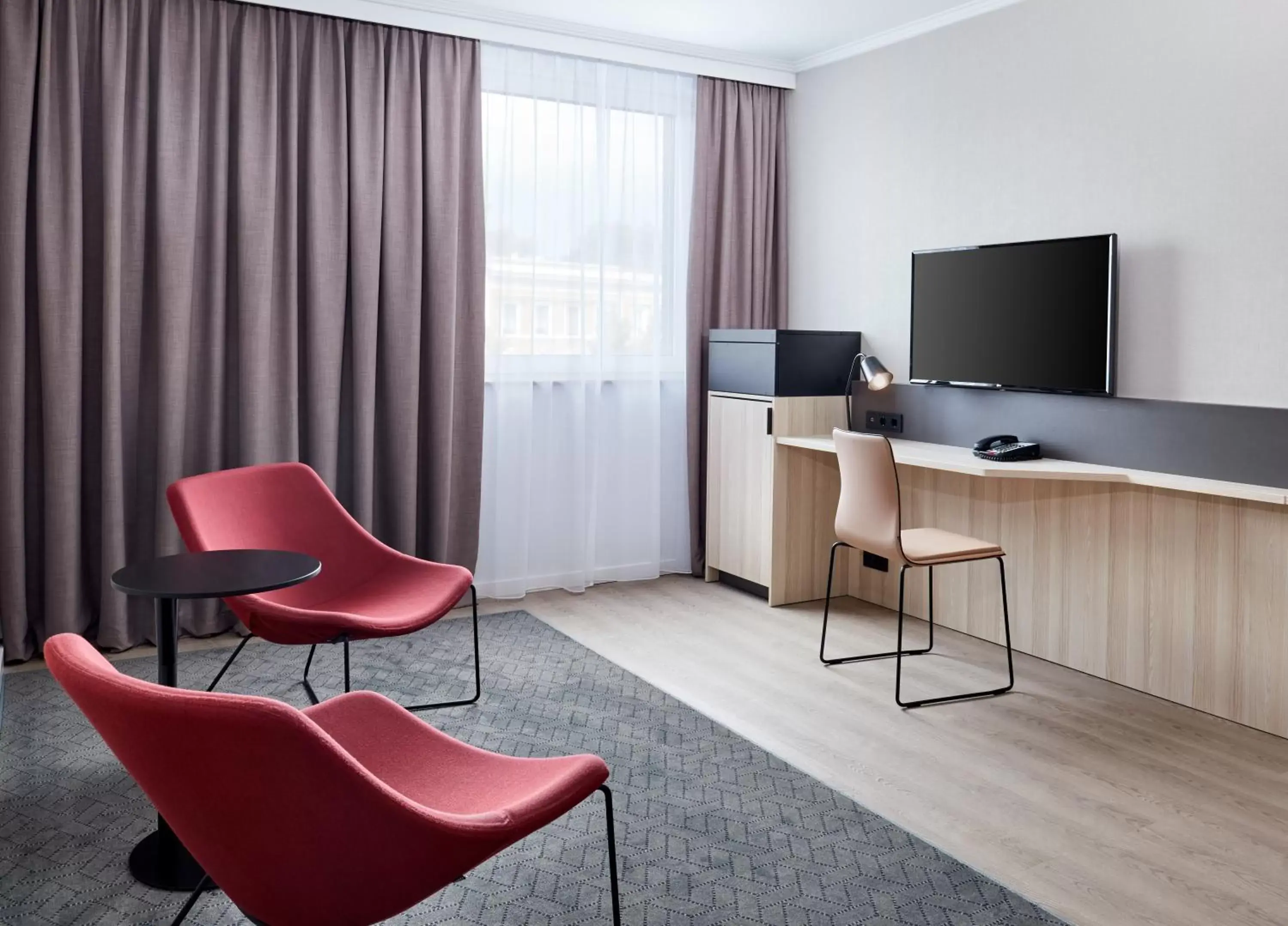 Photo of the whole room, TV/Entertainment Center in Crowne Plaza Hamburg-City Alster, an IHG Hotel