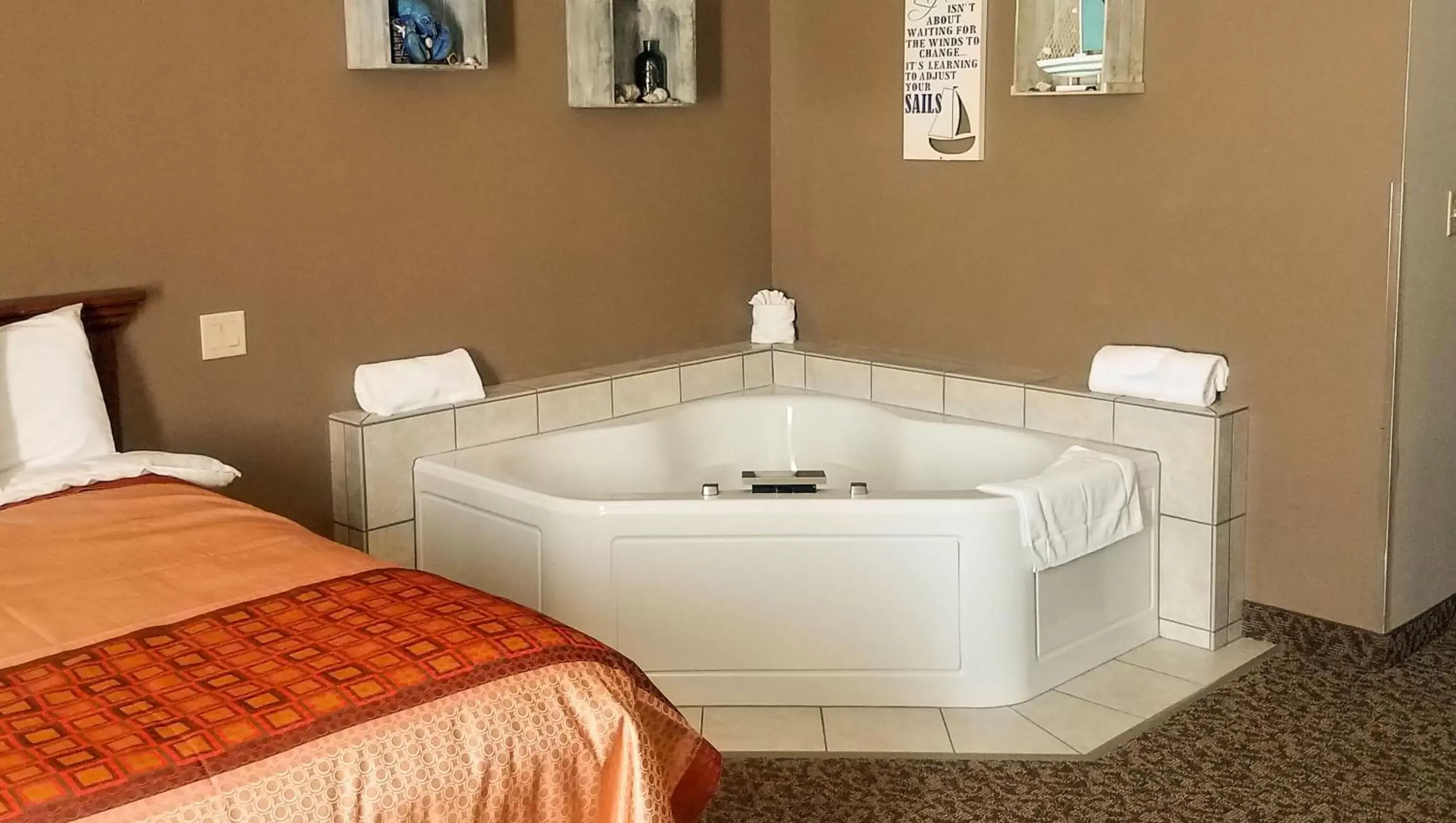Bedroom, Bathroom in Ivey's Motor Lodge