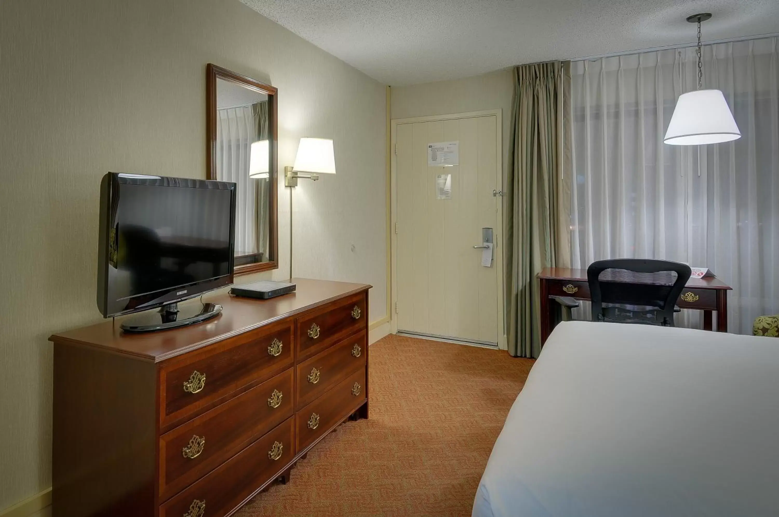 Photo of the whole room, TV/Entertainment Center in Vagabond Inn Executive SFO