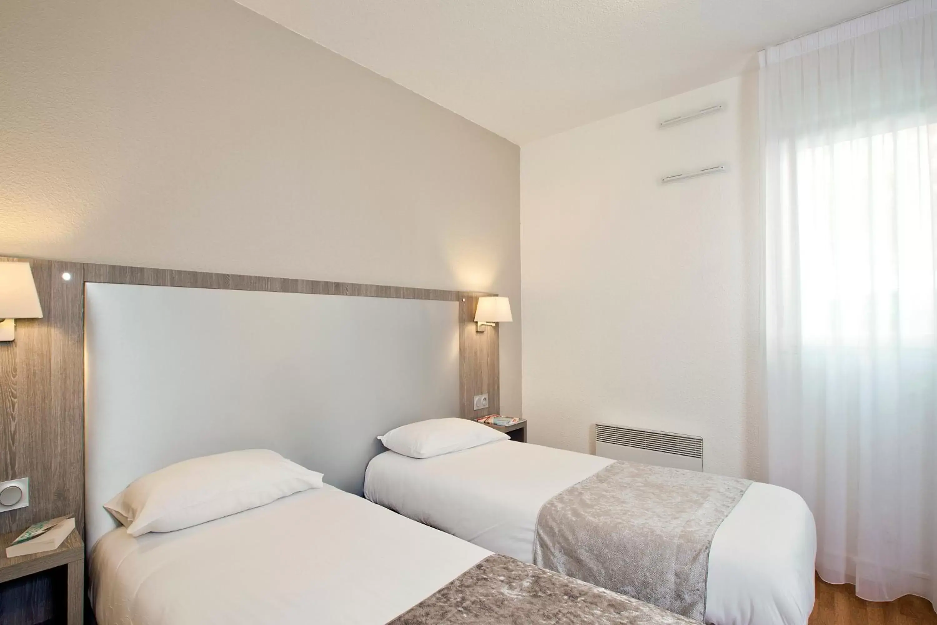 Bedroom, Bed in Séjours & Affaires Reims Clairmarais