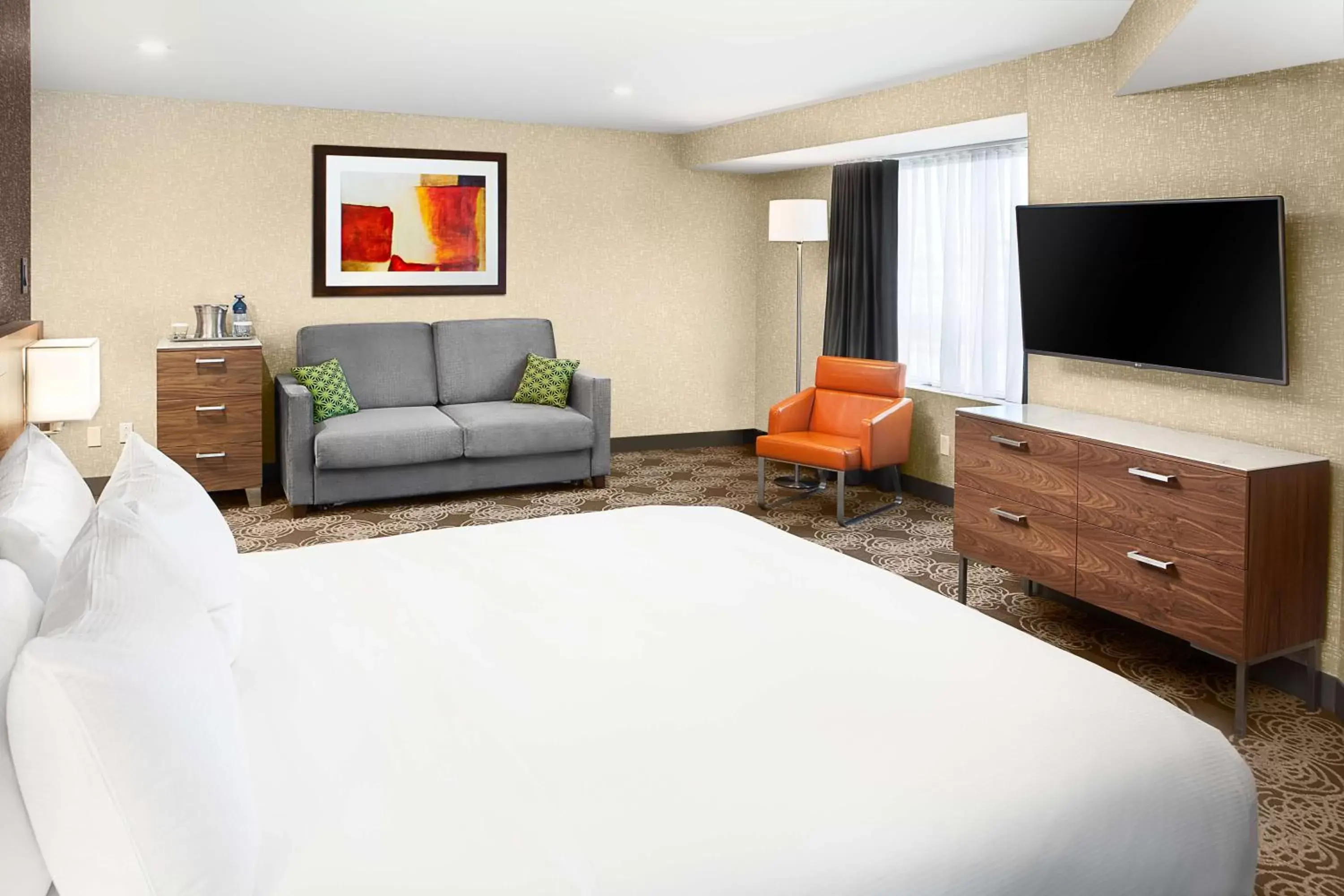 Bed, TV/Entertainment Center in Hilton Montreal/Laval