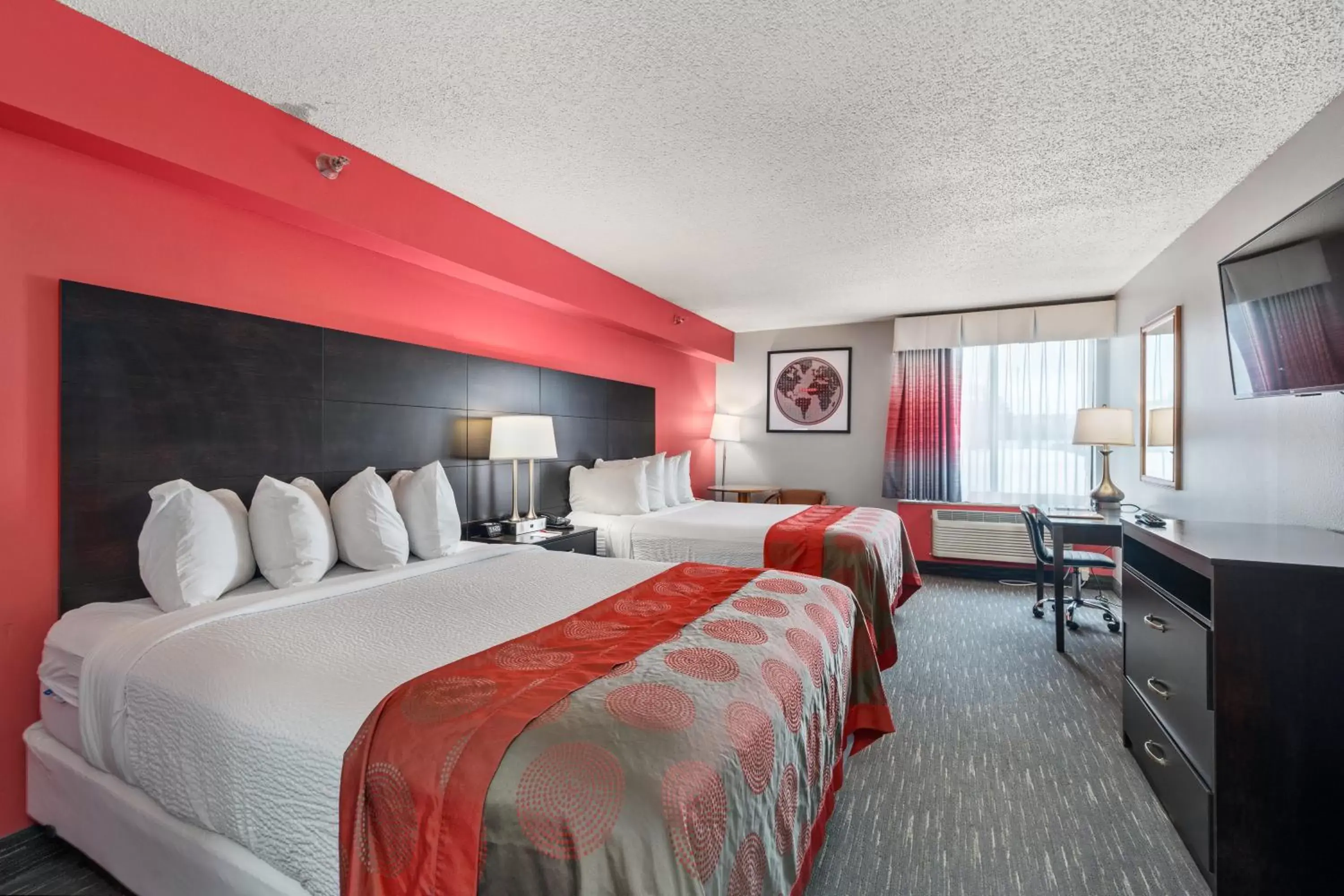 Bedroom, Bed in Ramada by Wyndham Sioux Falls Airport - Waterpark Resort & Event Center