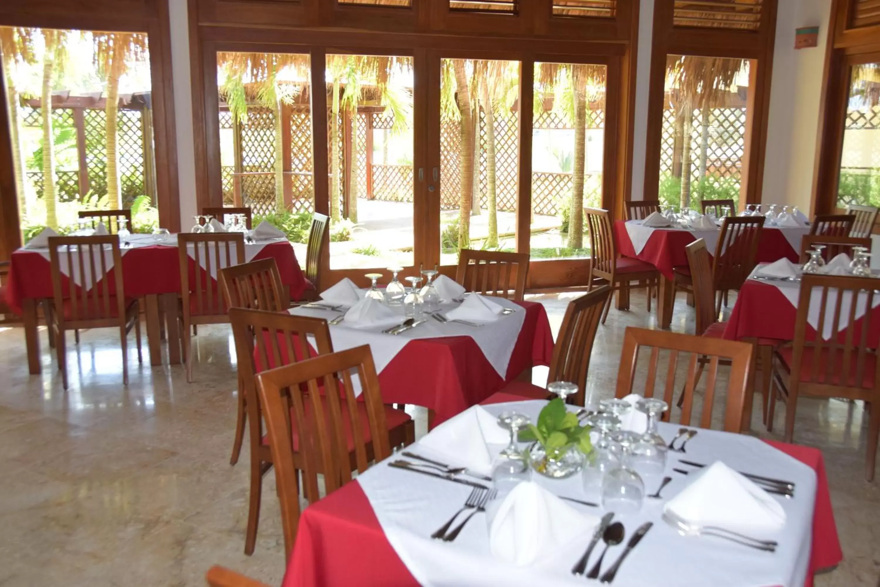 Restaurant/Places to Eat in Sunset Boutique Hotel All Suites