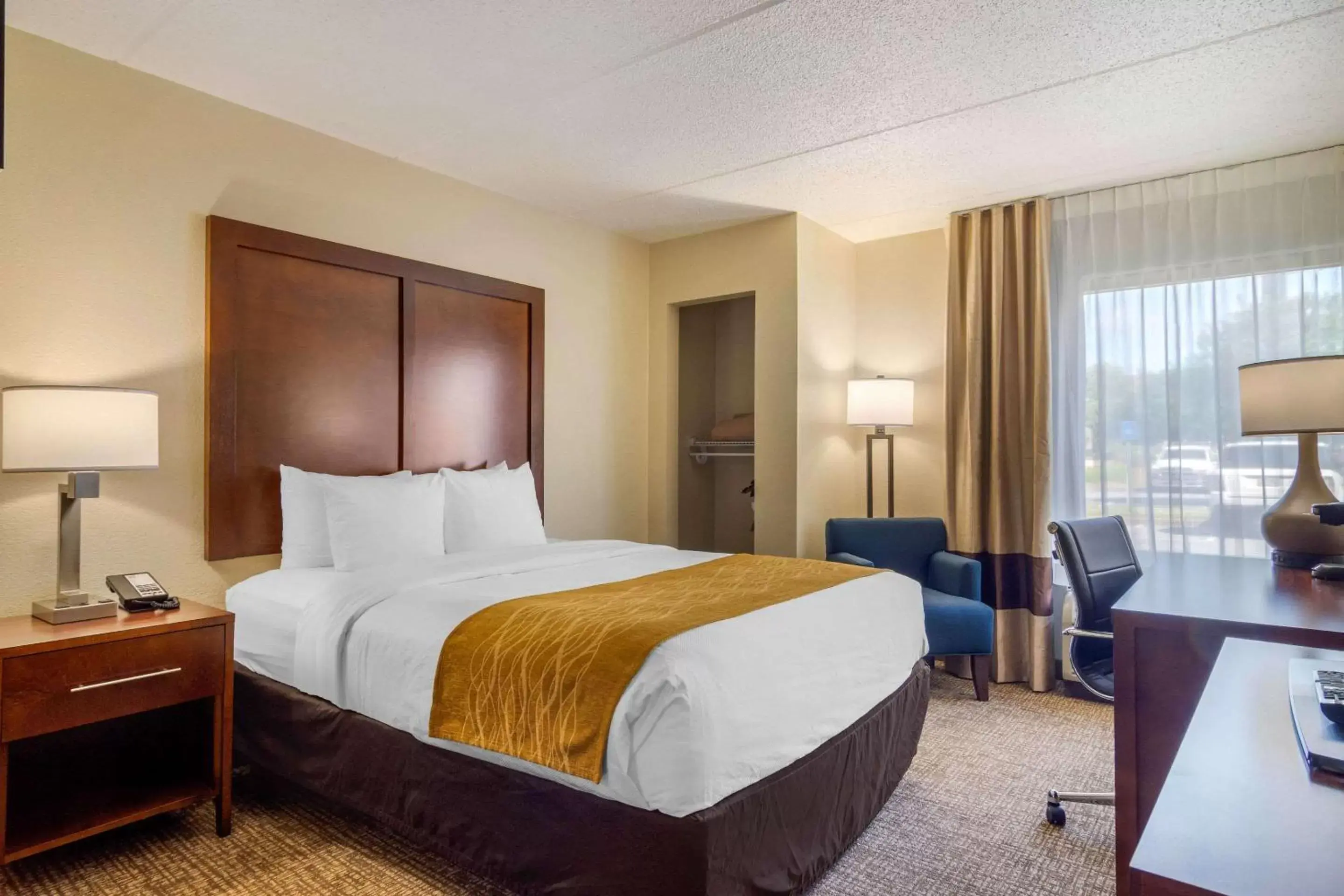 Photo of the whole room, Bed in Comfort Inn Atlanta Airport