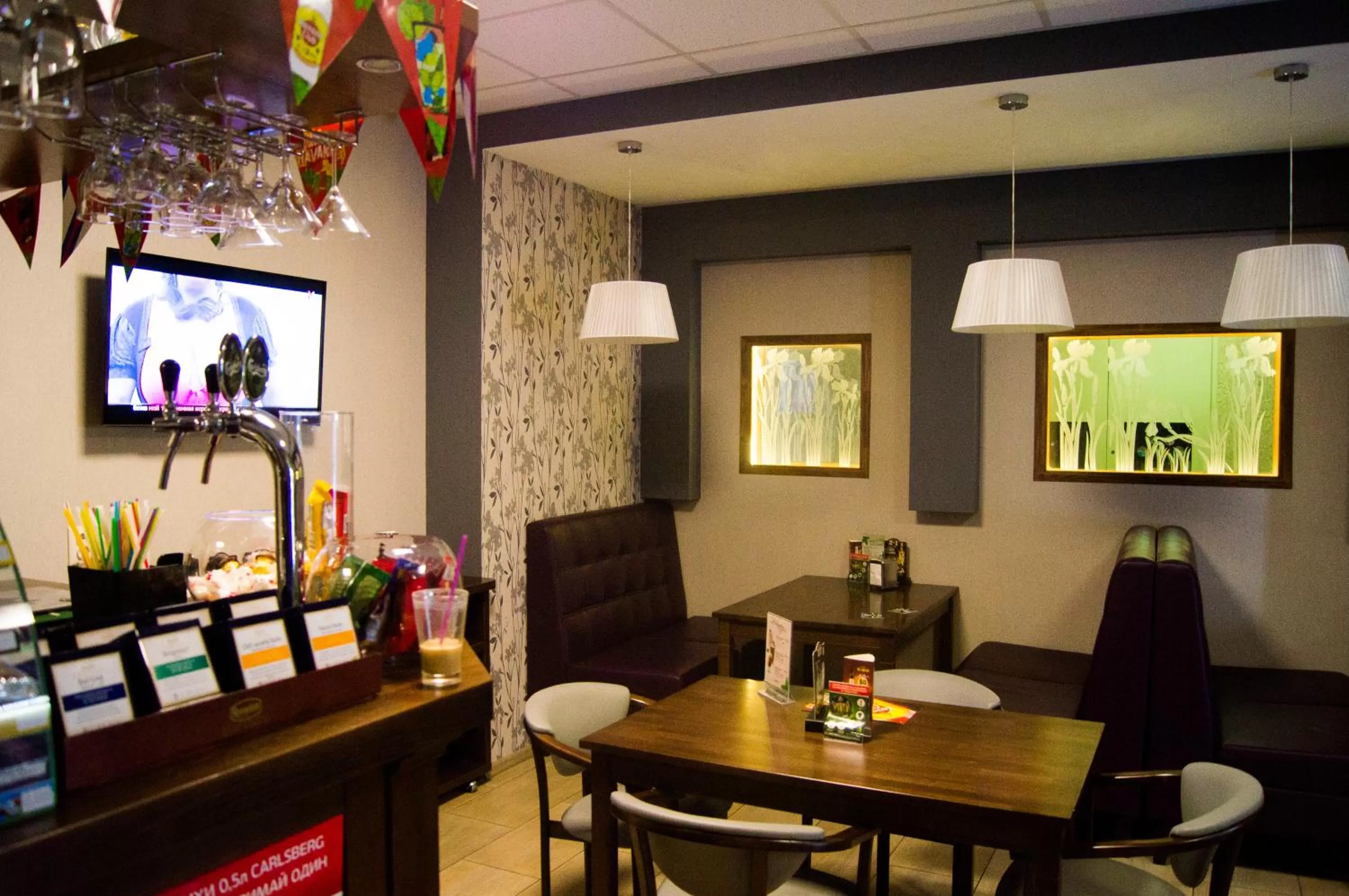 Lounge or bar in irisHotels