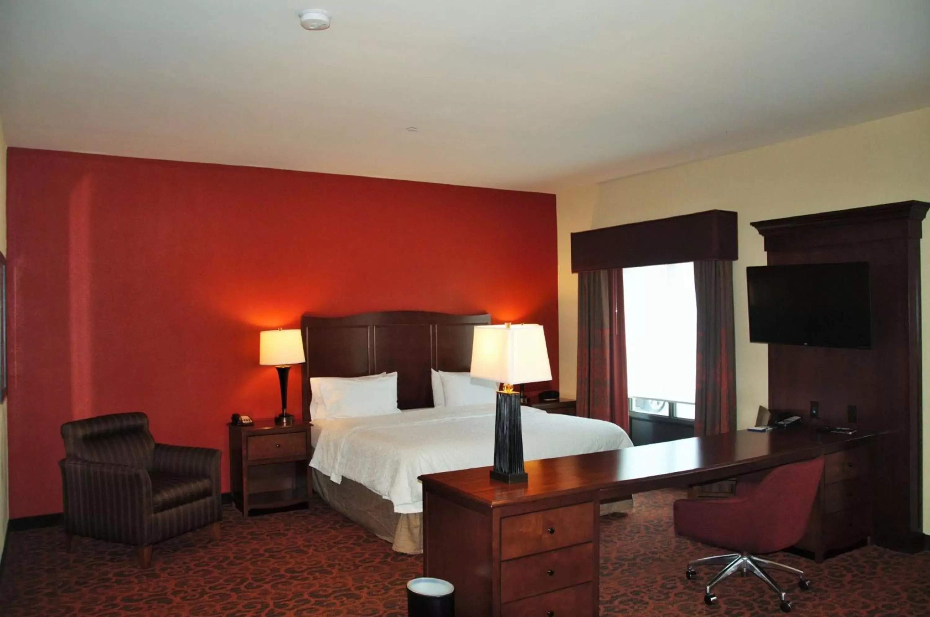 Bedroom, Bed in Hampton Inn & Suites Cincinnati / Uptown - University Area Bedroom, Bed in Hampton Inn & Suites Cincinnati / Uptown - University Area