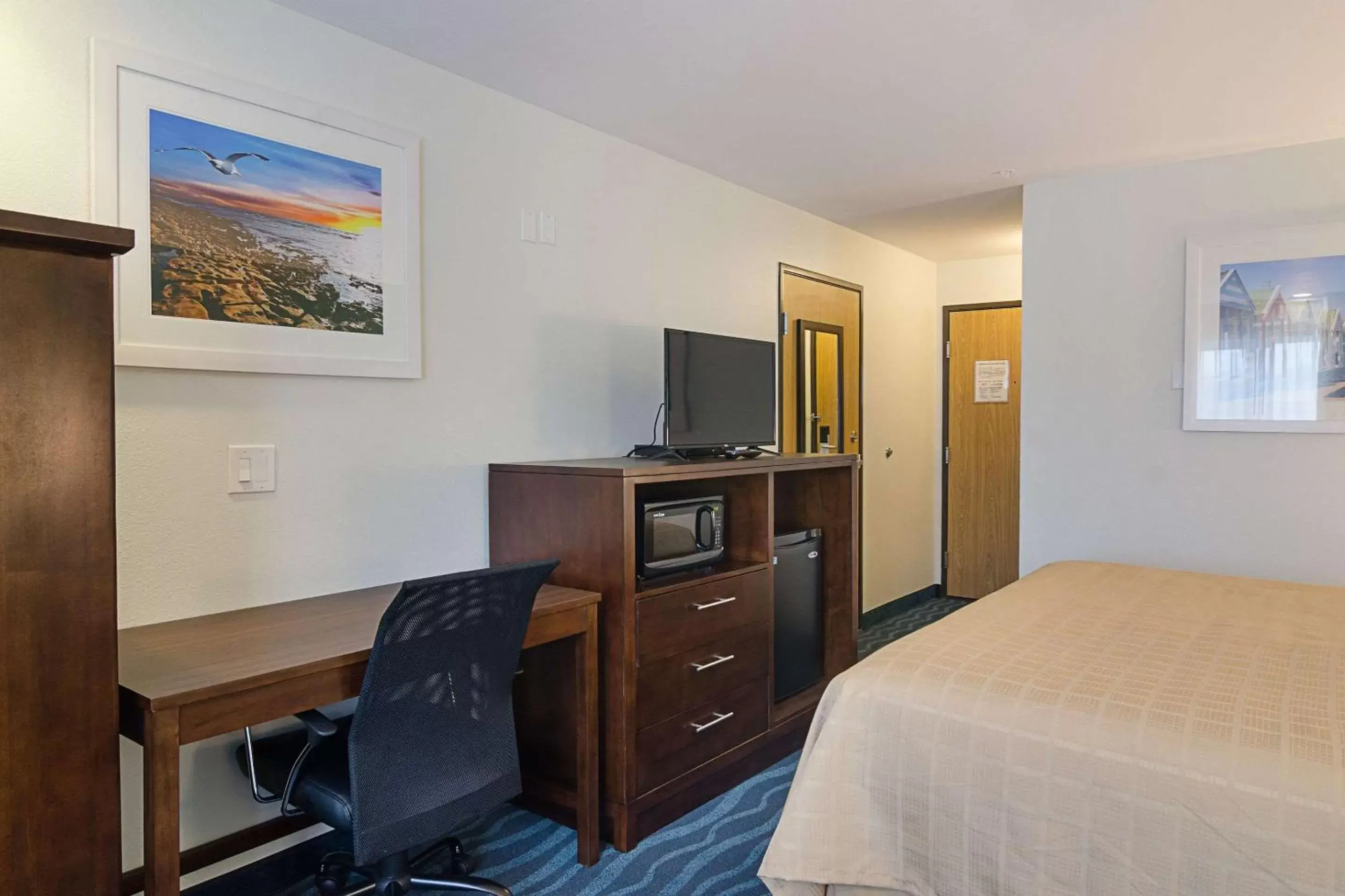 Photo of the whole room, TV/Entertainment Center in Quality Inn Seaside