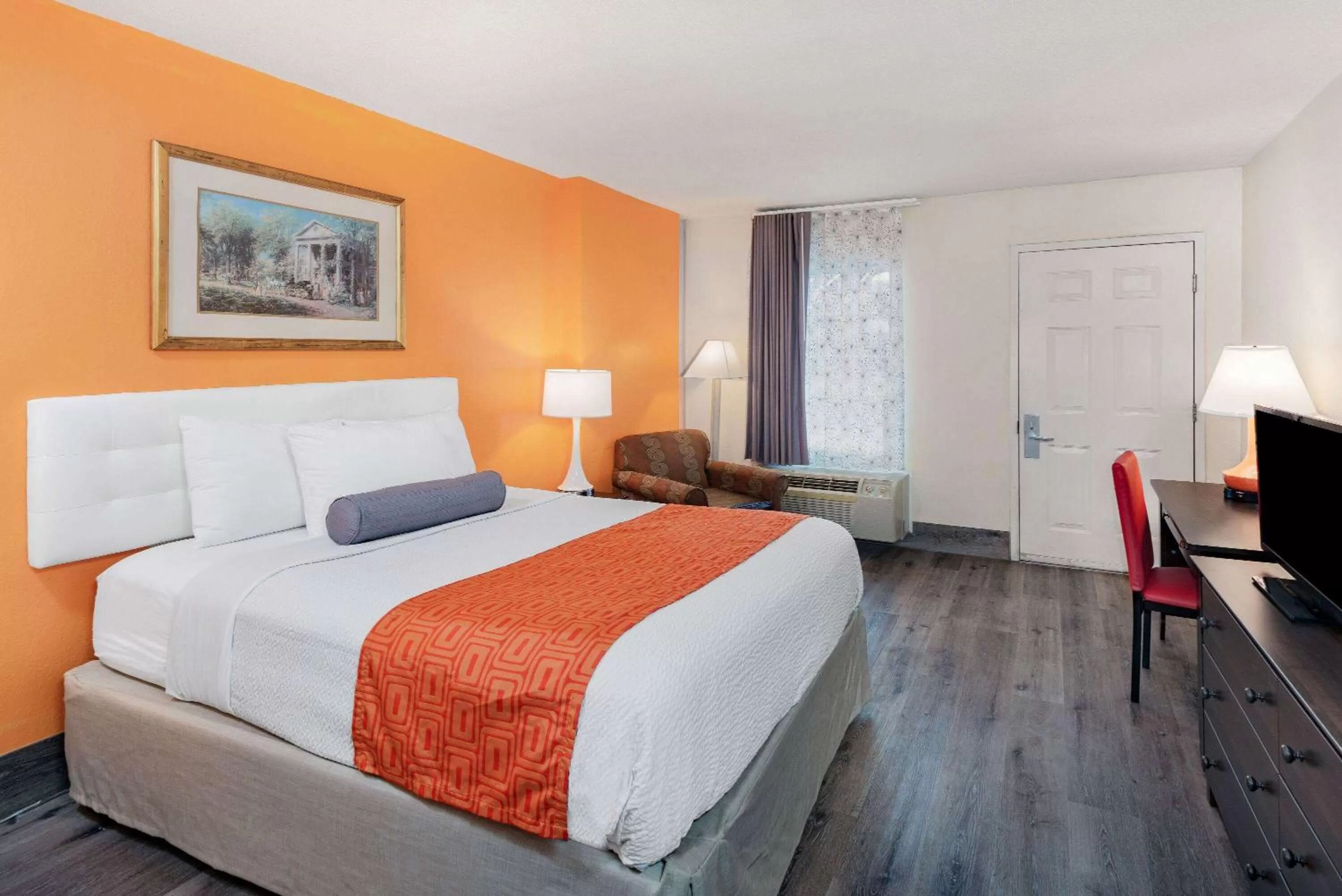 Photo of the whole room, Bed in Howard Johnson by Wyndham Staunton