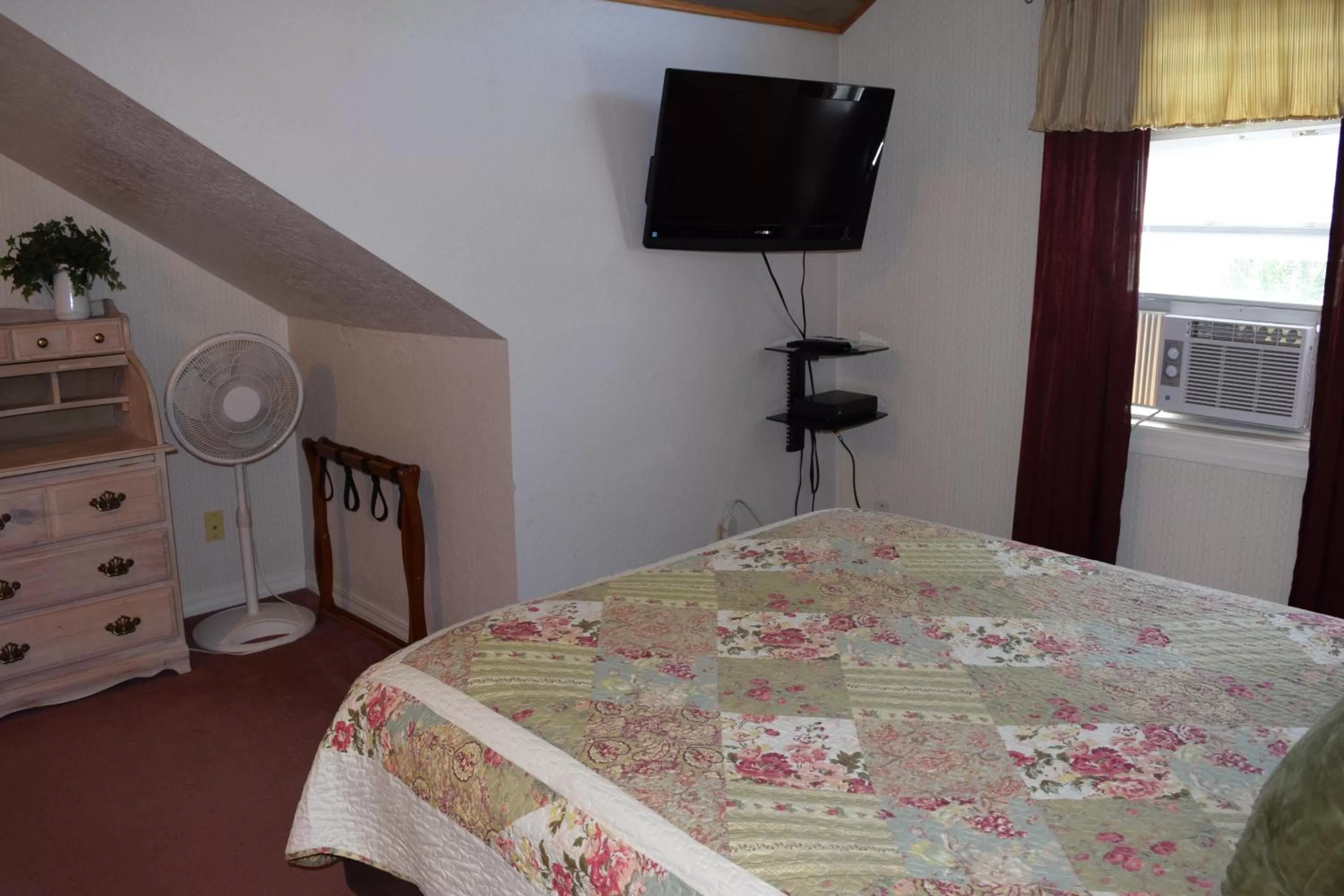 Property building, Bed in Grist Mill Inn