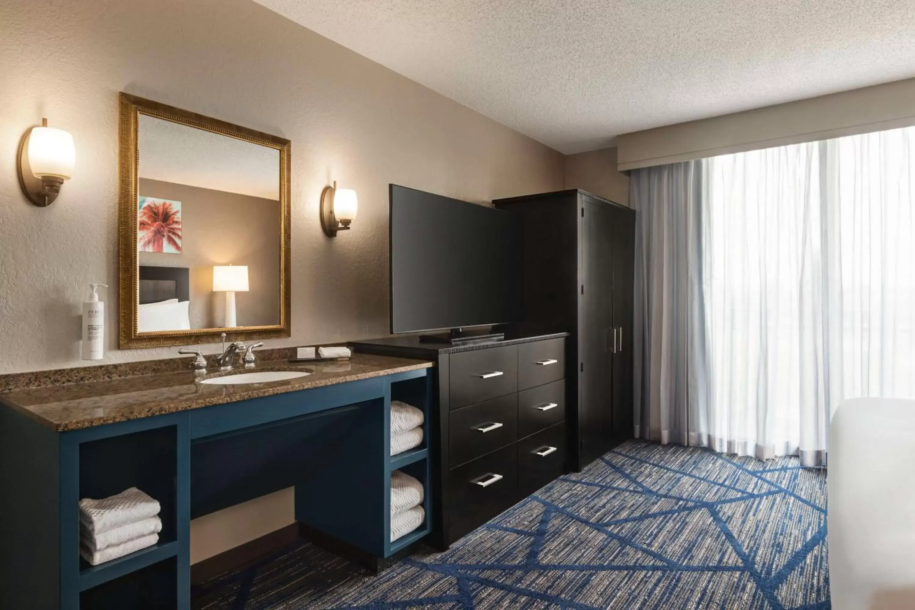 Bed, Kitchen/Kitchenette in Embassy Suites by Hilton Miami International Airport
