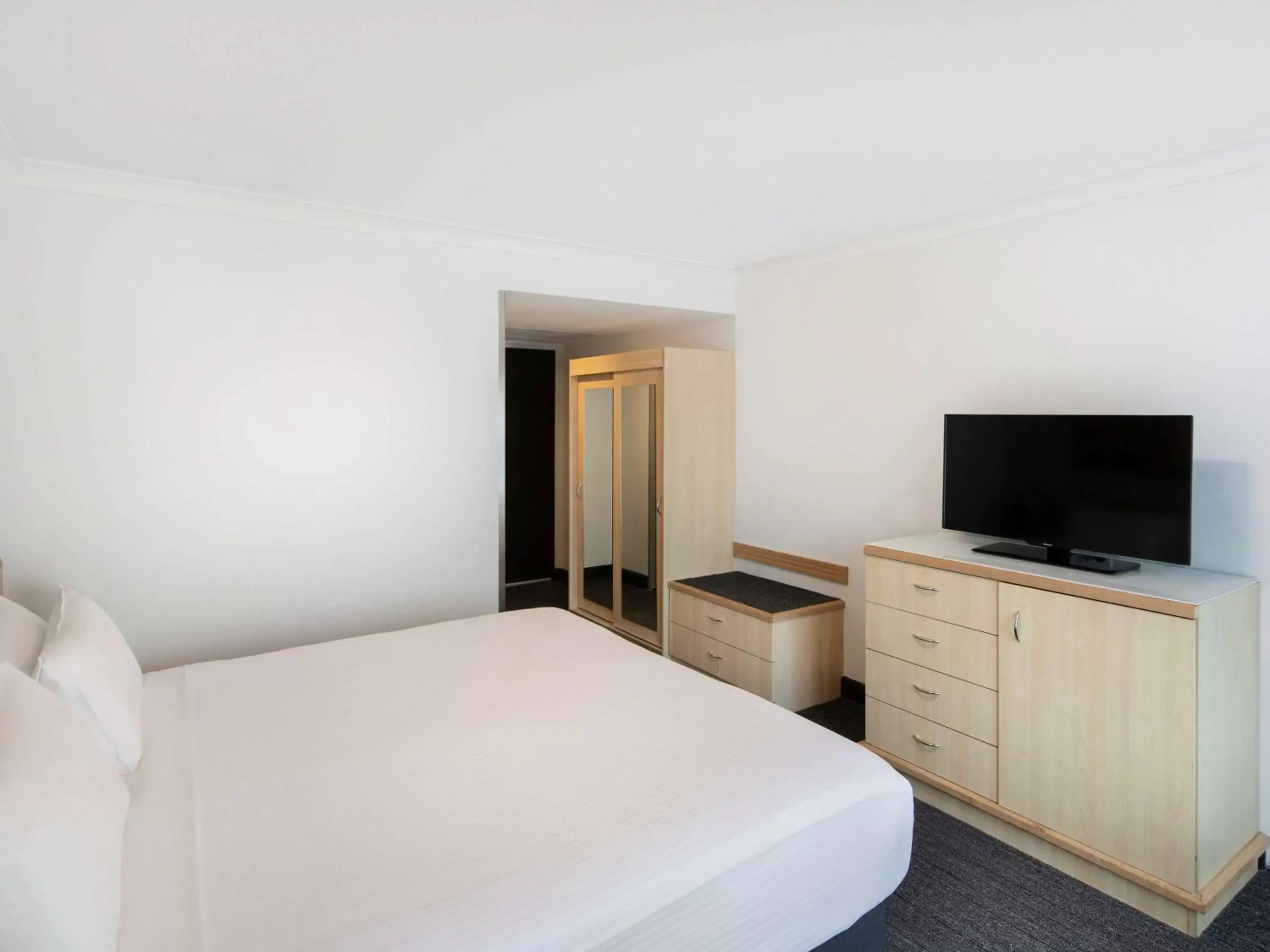 Bedroom, Bed in Mercure Sydney Wynyard